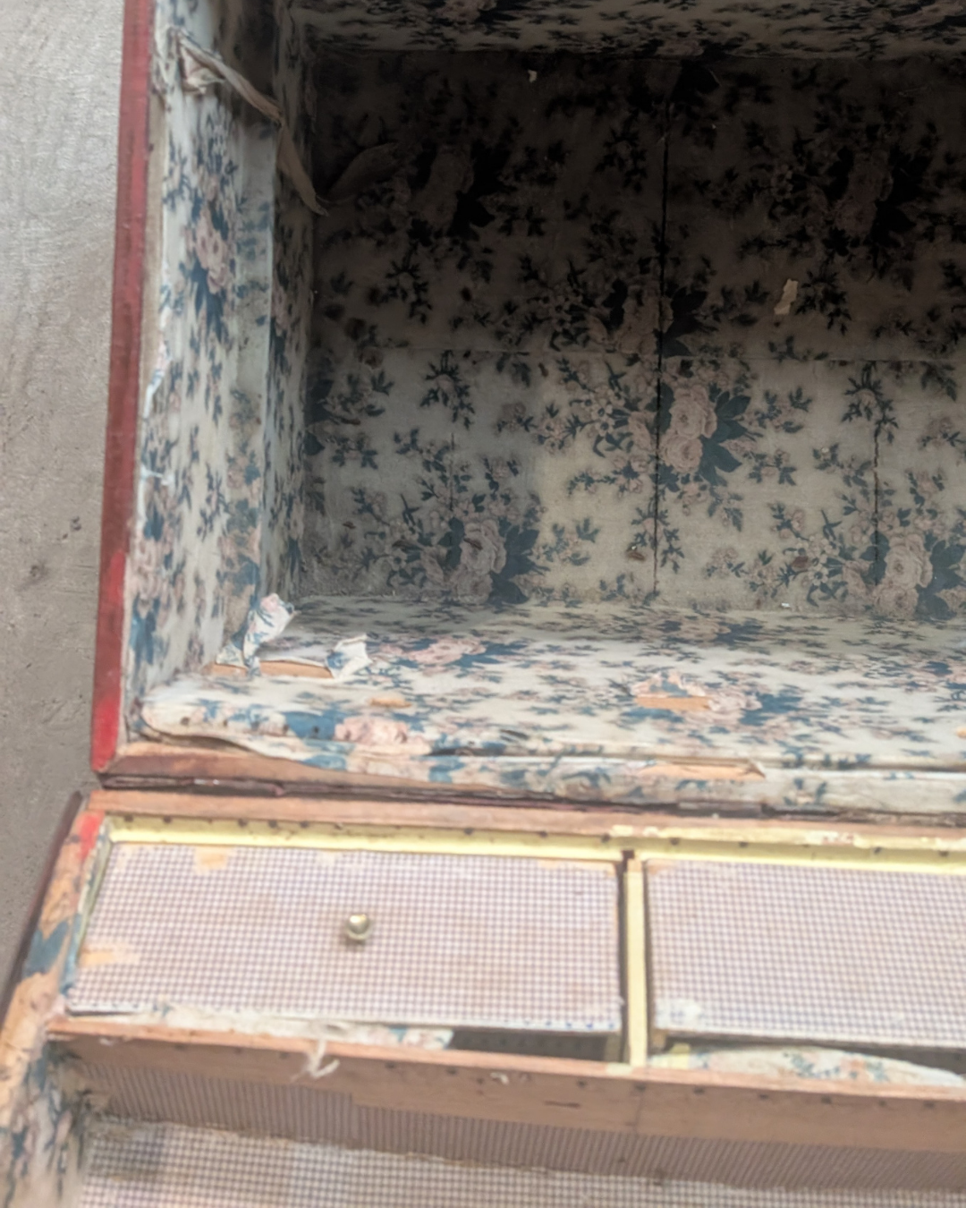 Coffre ancien peint à la main