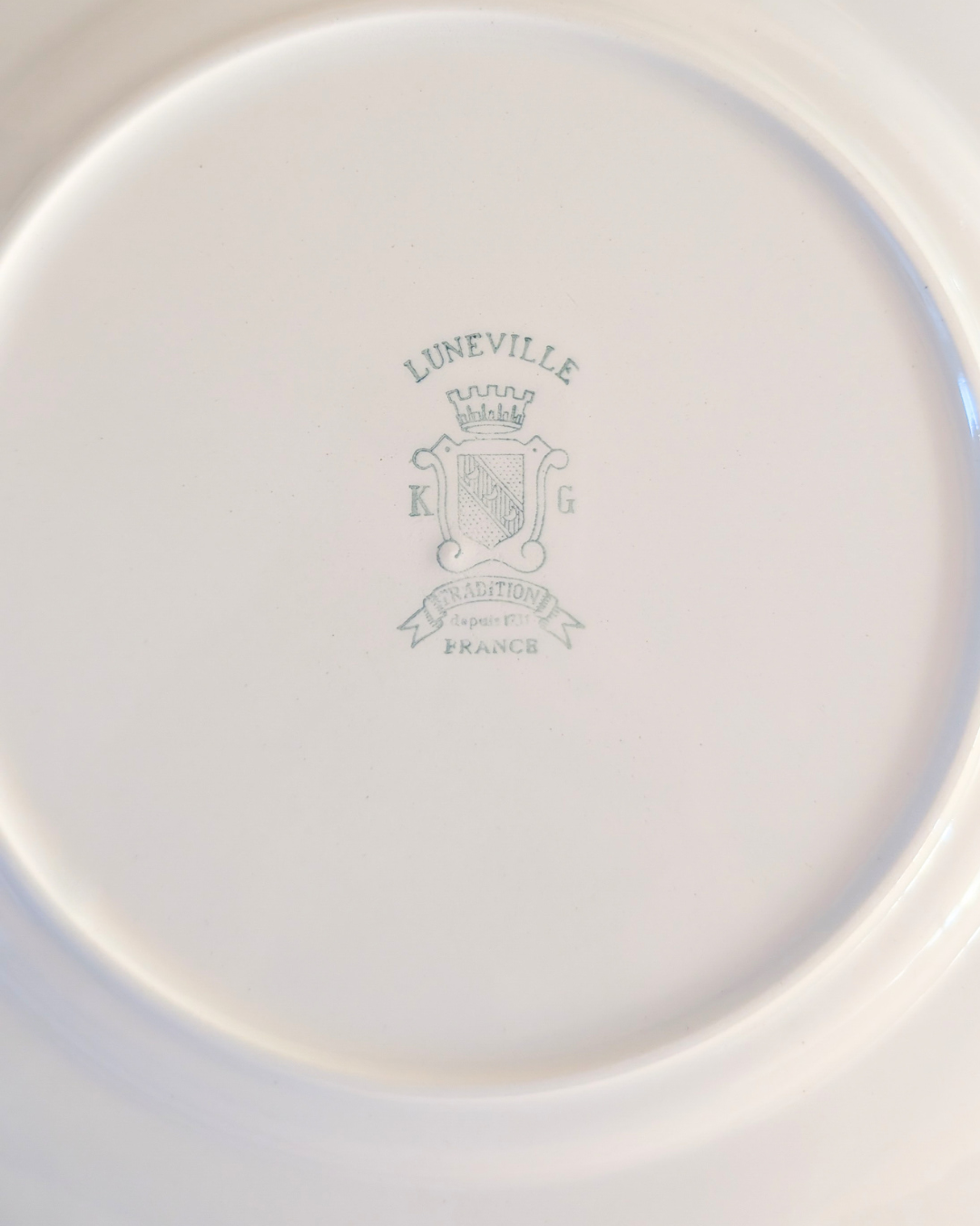 Service de vaisselle en céramique blanche torsadée