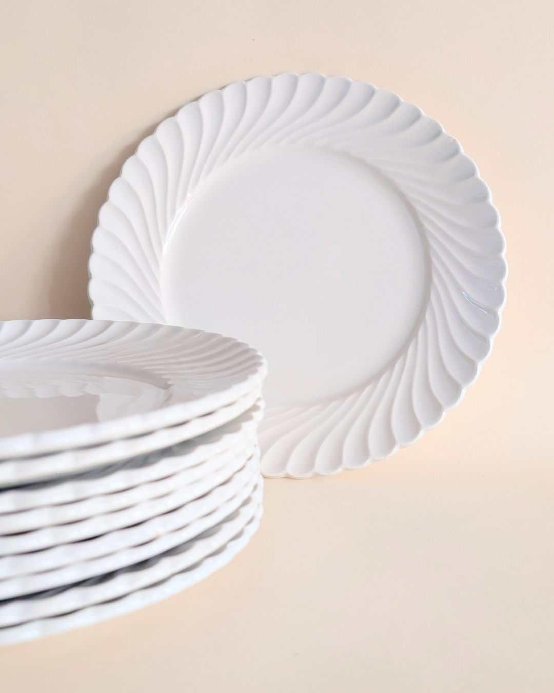 Service de vaisselle en céramique blanche torsadée