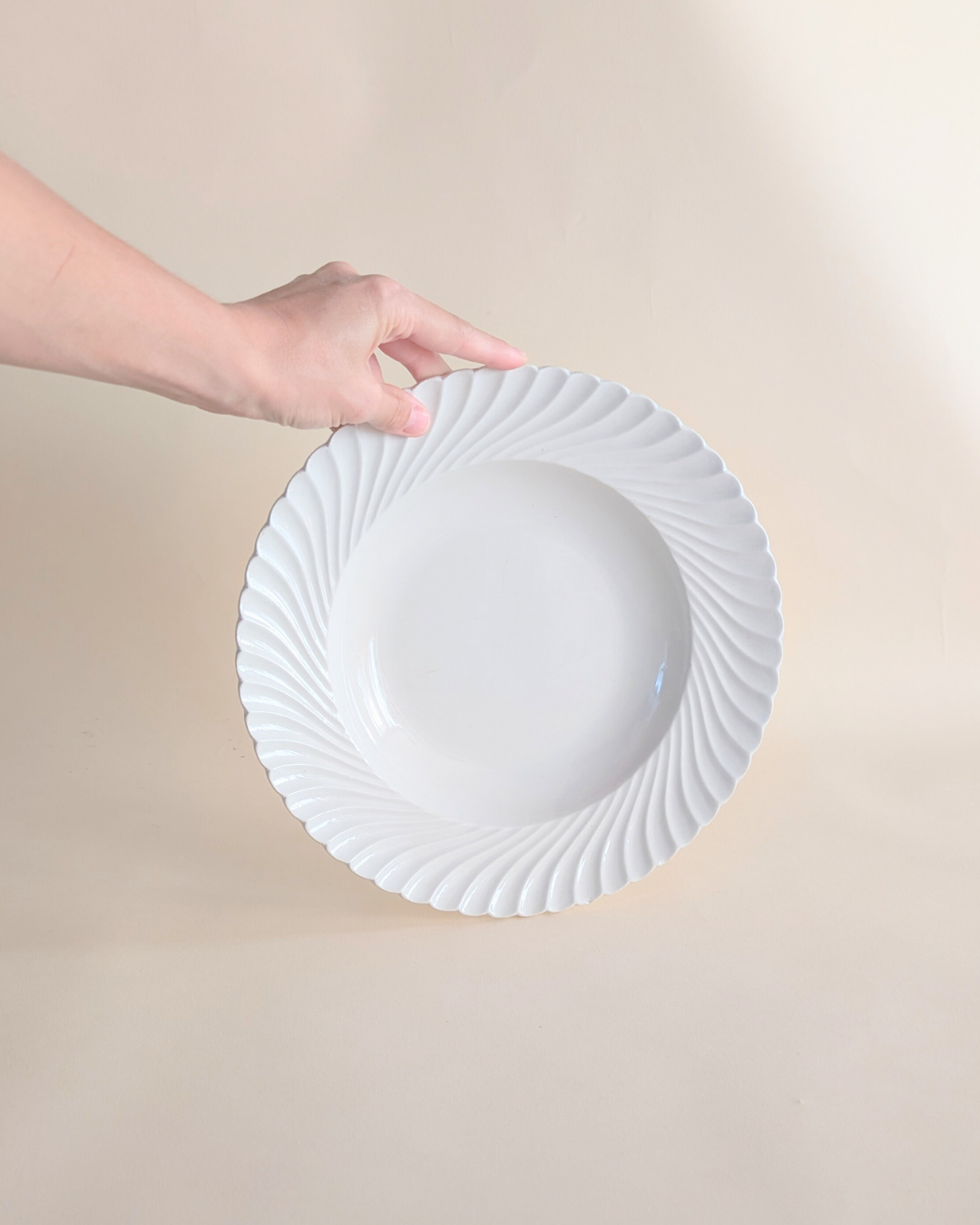 Service de vaisselle en céramique blanche torsadée