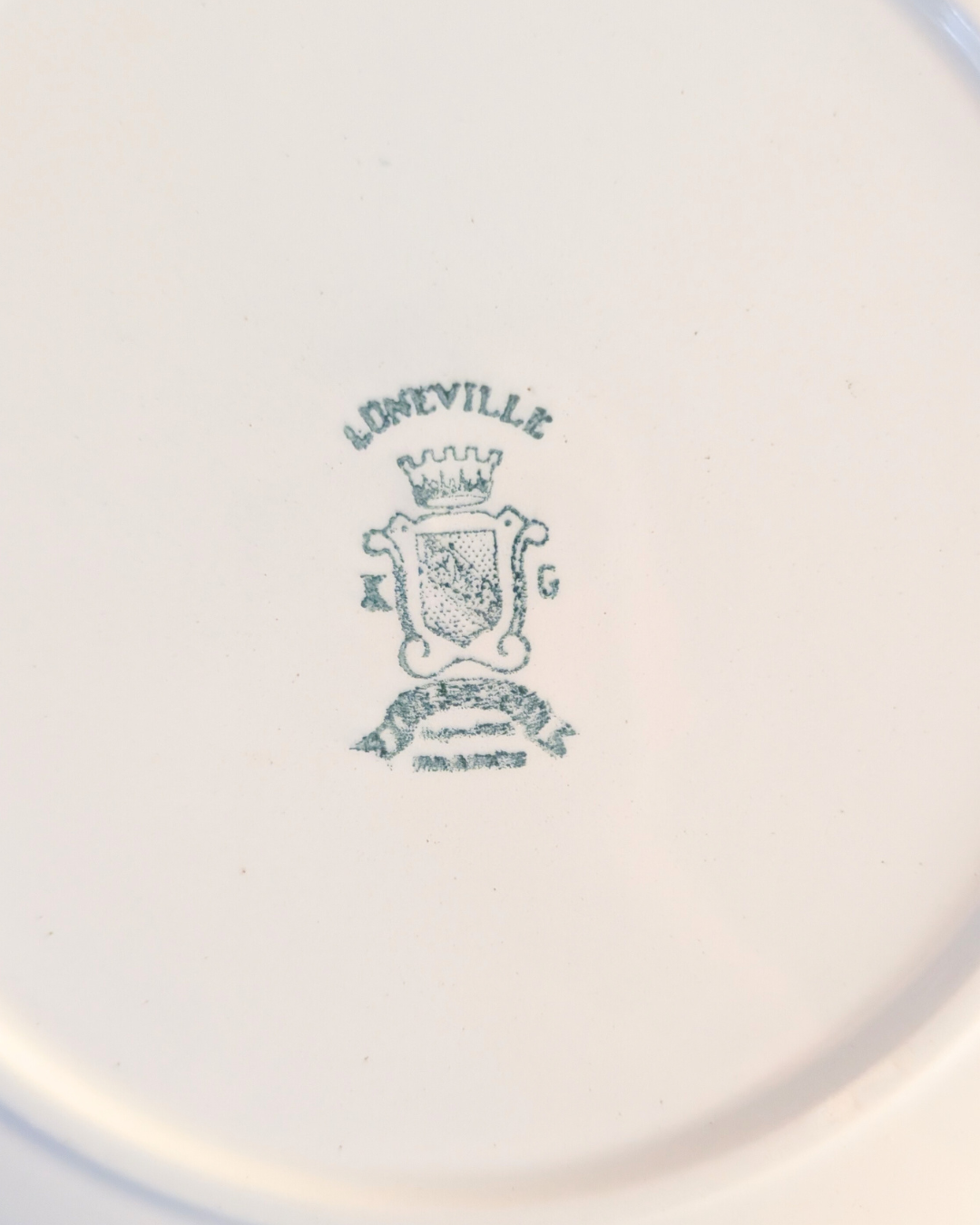 Service de vaisselle en céramique blanche torsadée