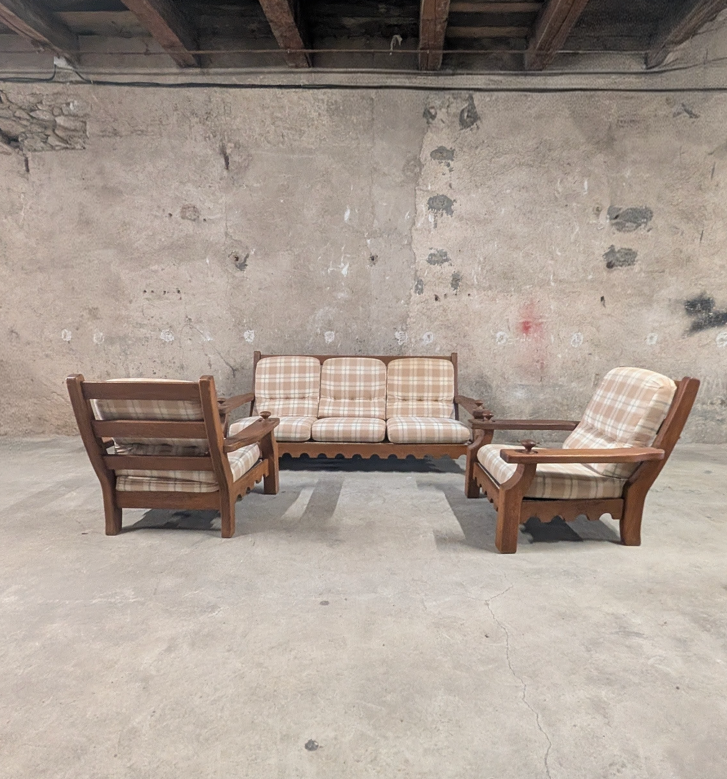 Salon vintage en bois massif avec coussins à carreaux