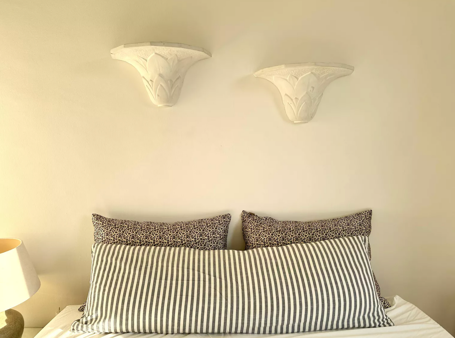 Paire d'appliques en plâtre, décor palmettes, XXe