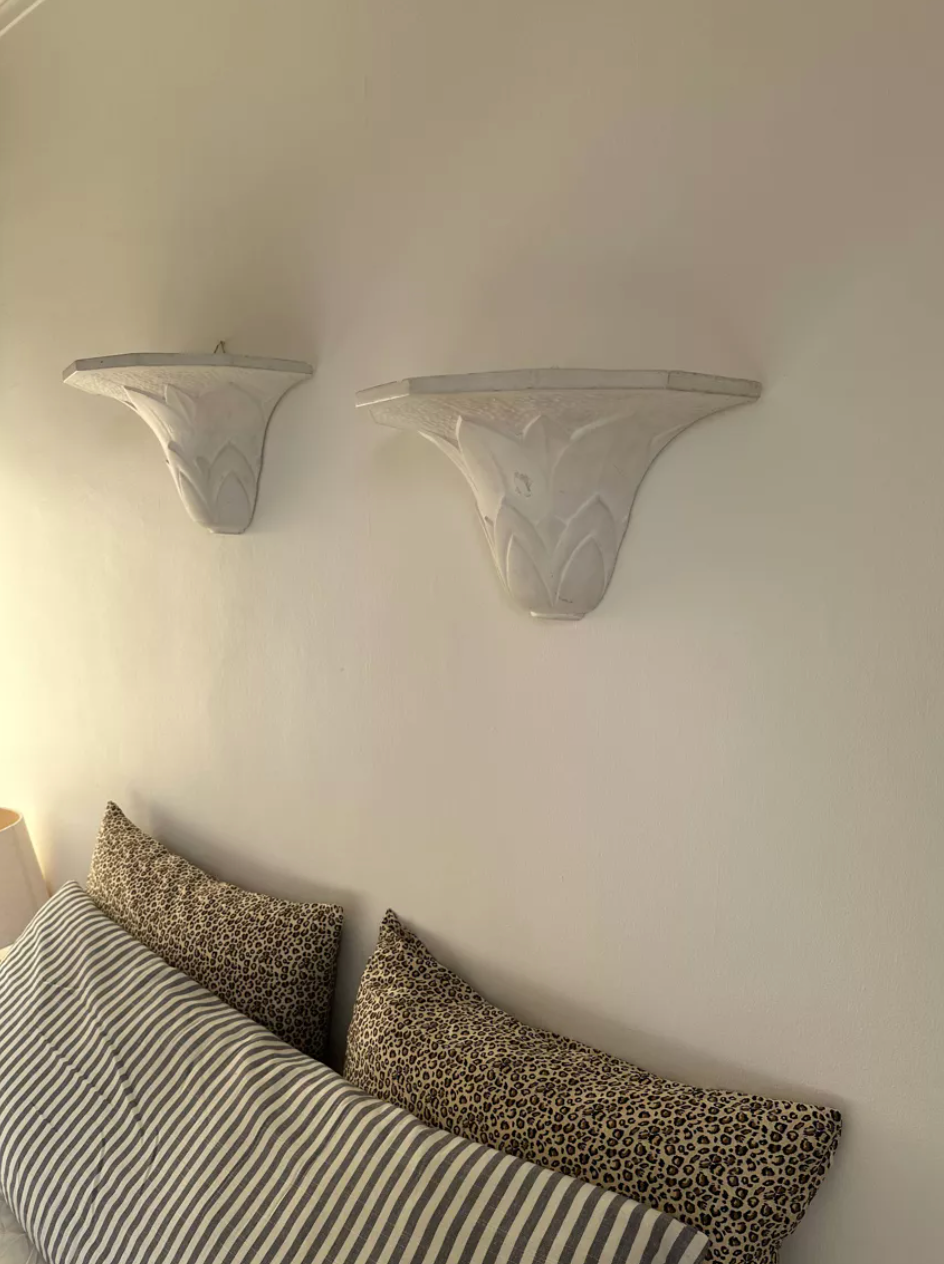 Paire d'appliques en plâtre, décor palmettes, XXe
