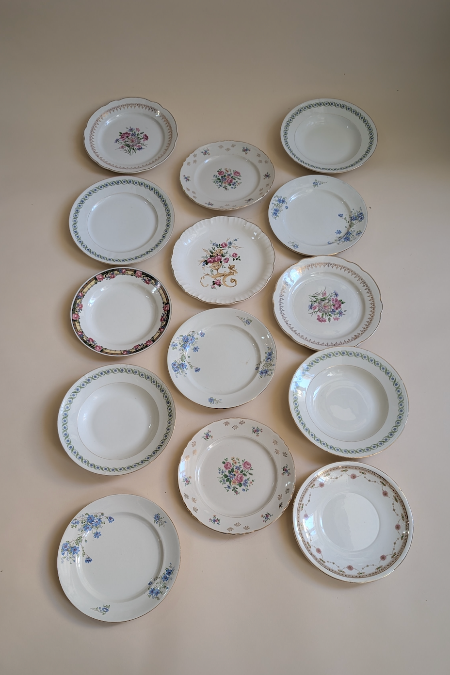 Ensemble de 14 assiettes dépareillées