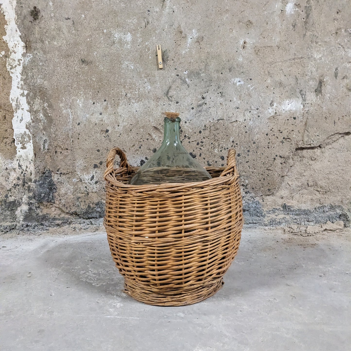 Dame-jeanne dans son panier en osier