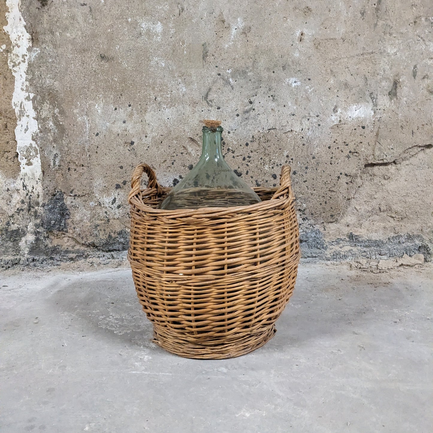 Dame-jeanne dans son panier en osier