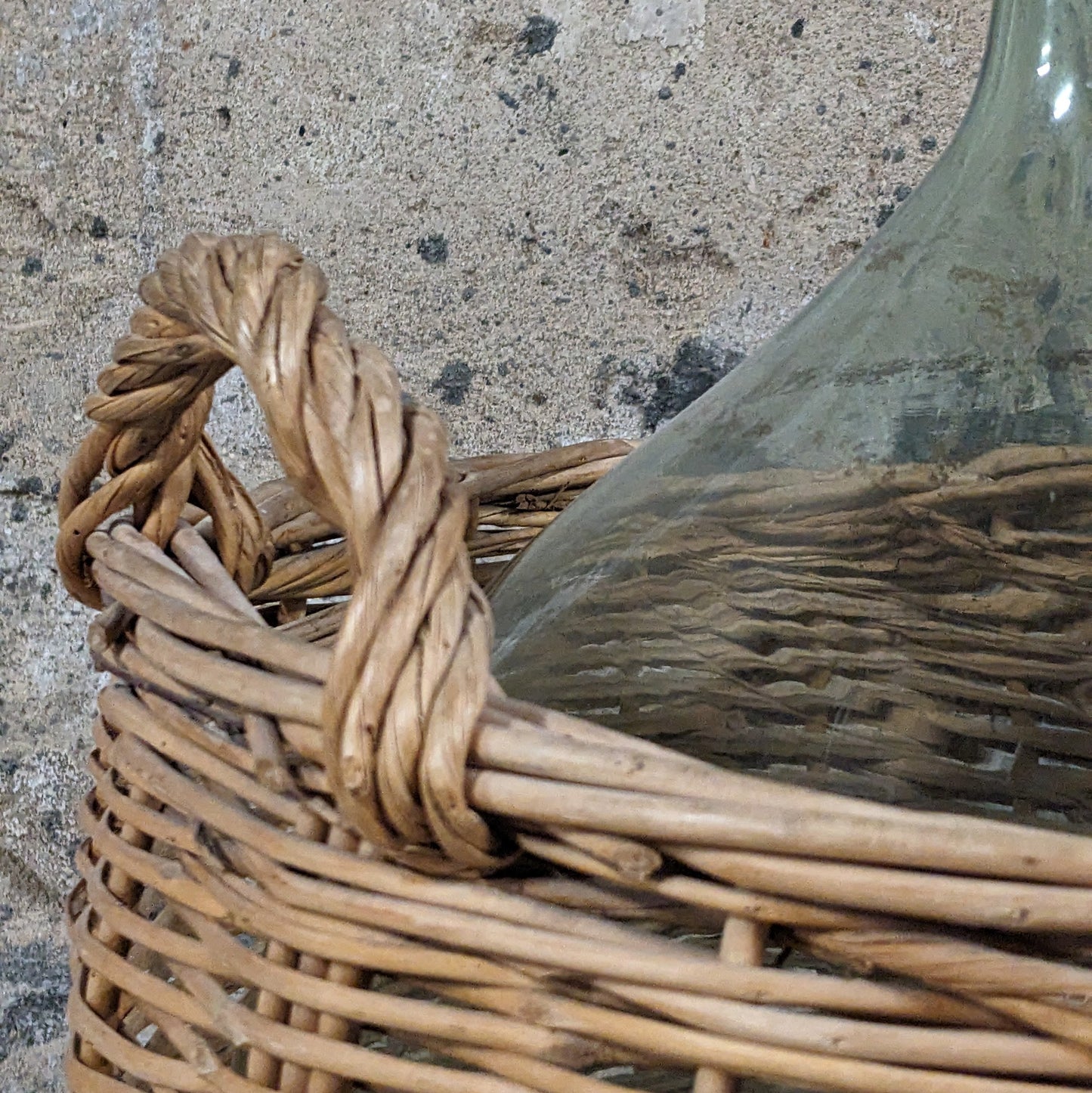 Dame-jeanne dans son panier en osier