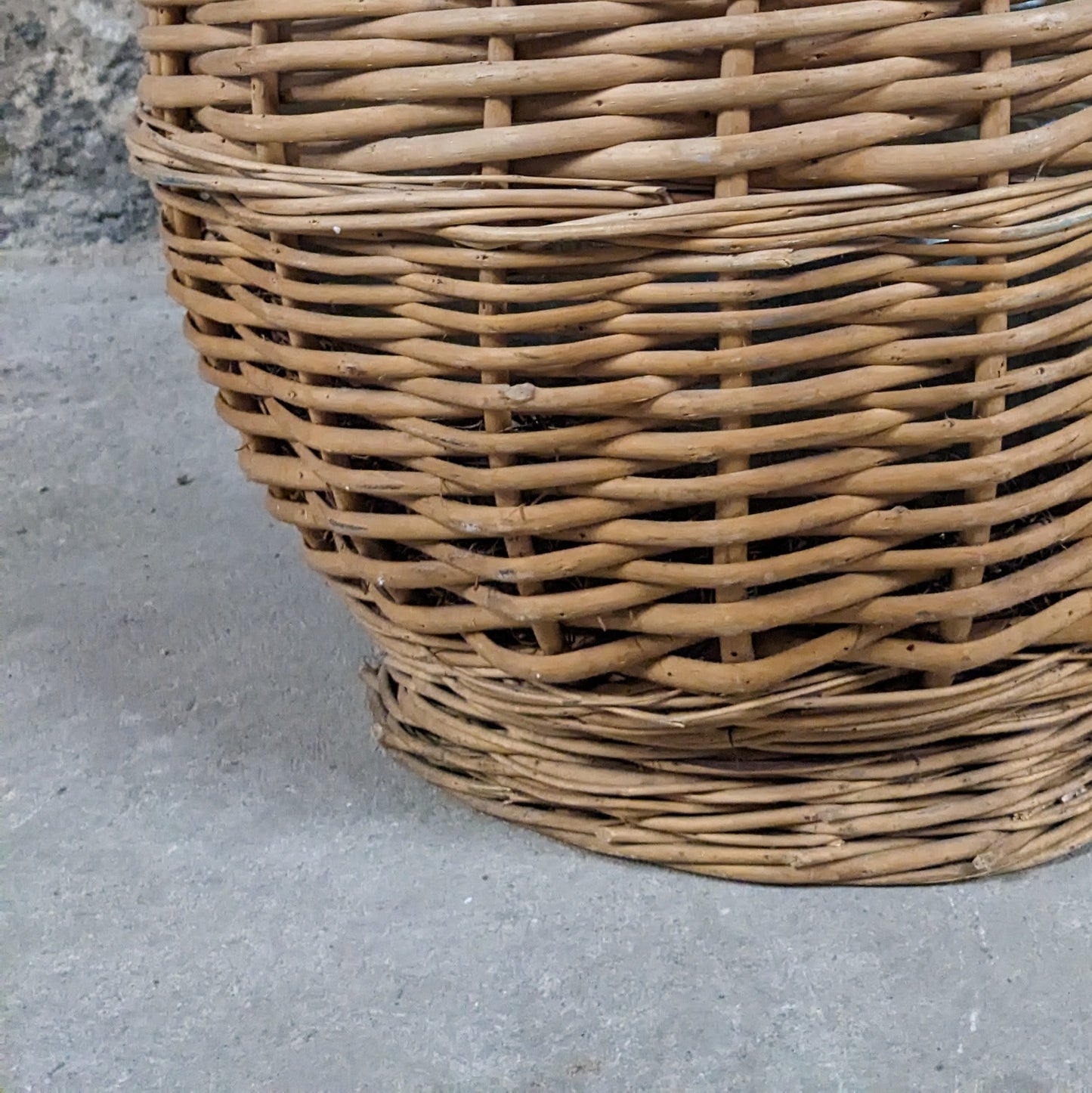 Dame-jeanne dans son panier en osier