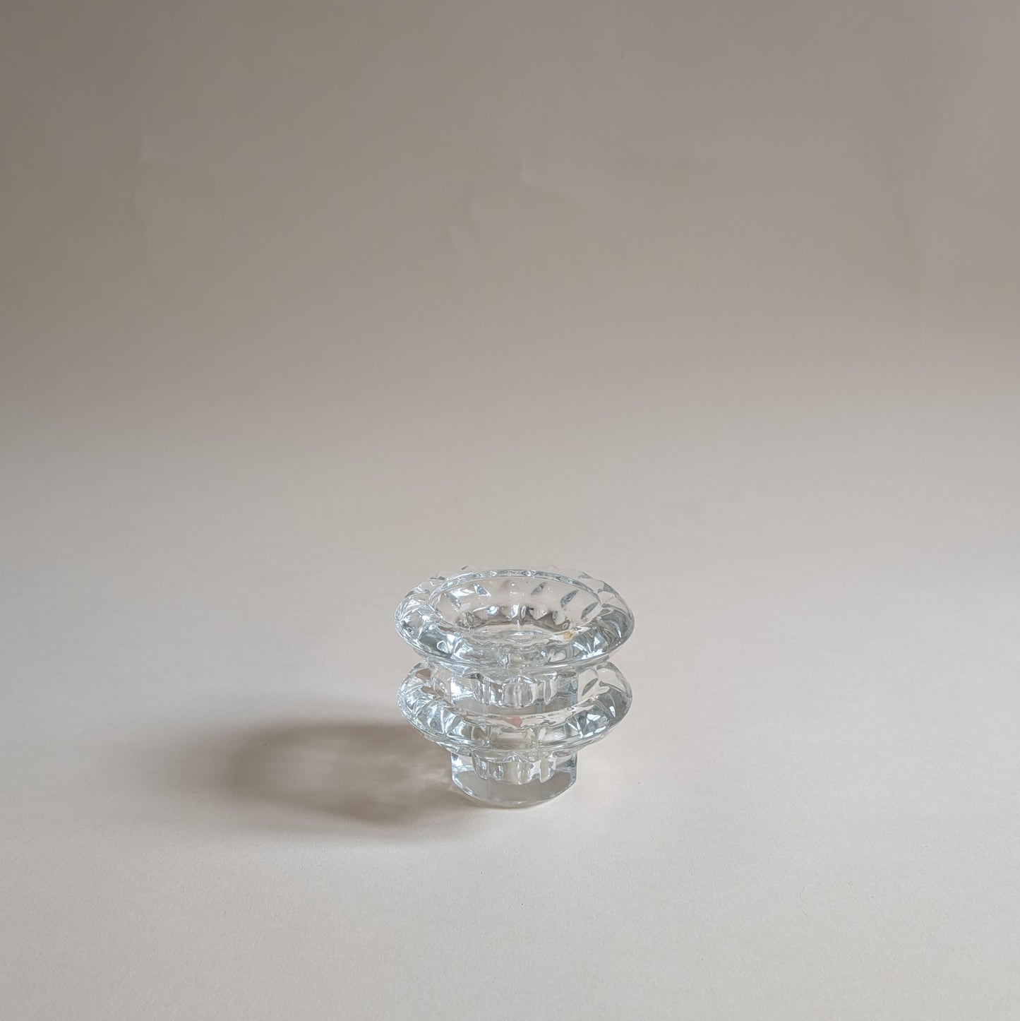 Paire de bougeoirs en verre ciselé, pied octogonal