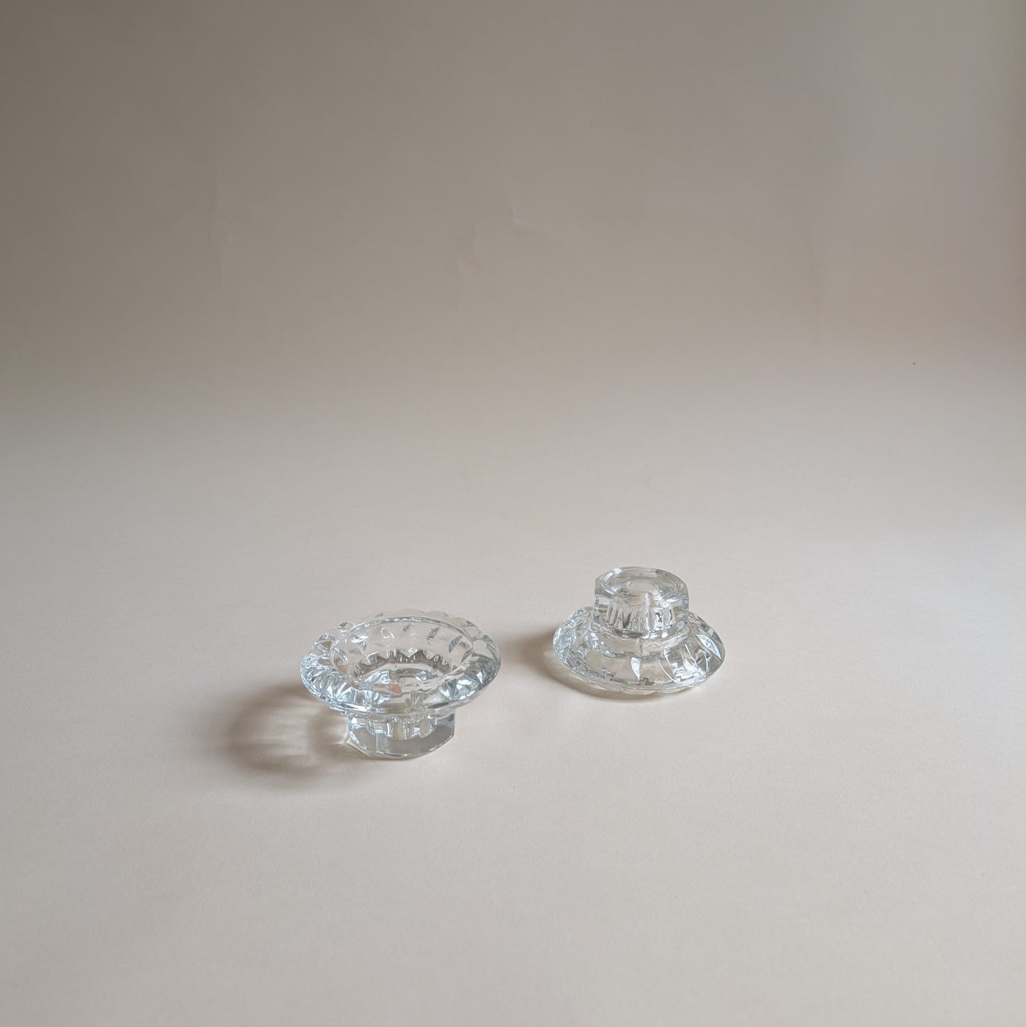 Paire de bougeoirs en verre ciselé, pied octogonal
