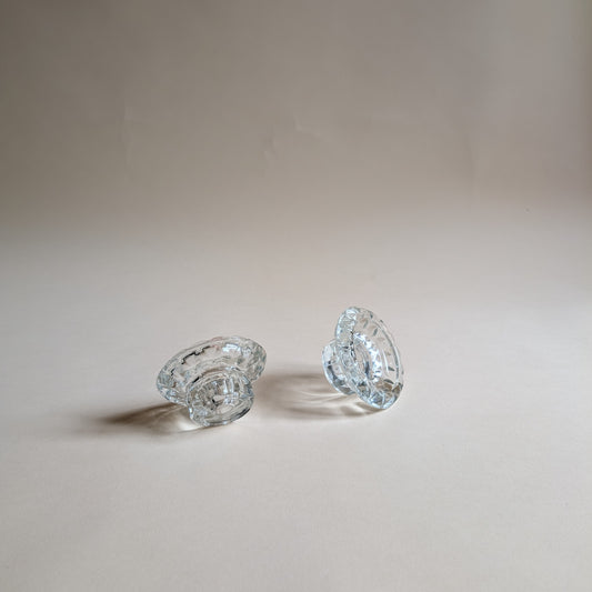 Paire de bougeoirs en verre ciselé, pied octogonal