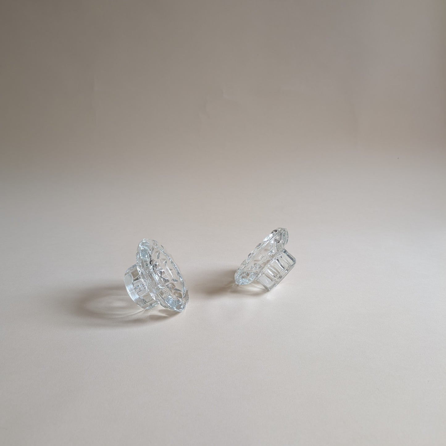 Paire de bougeoirs en verre ciselé, pied octogonal