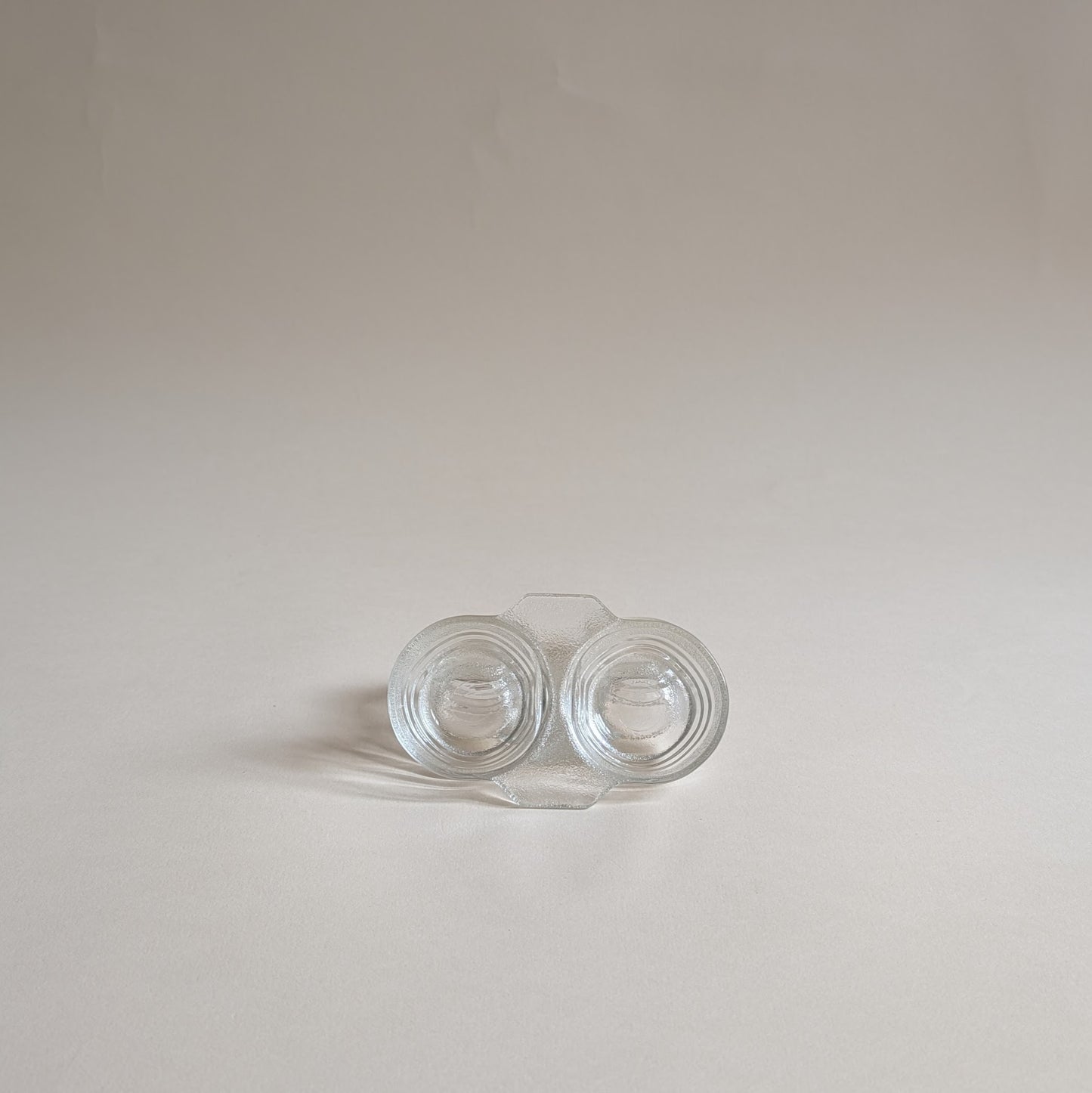 Paire de salières et poivrières en verre