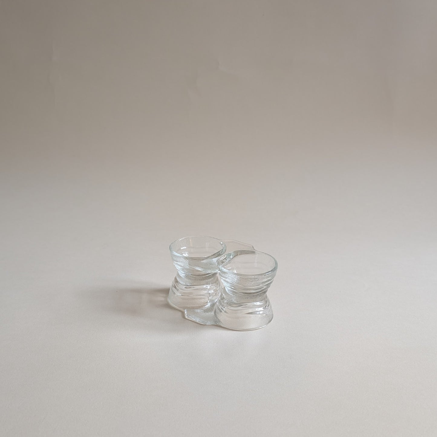 Paire de salières et poivrières en verre