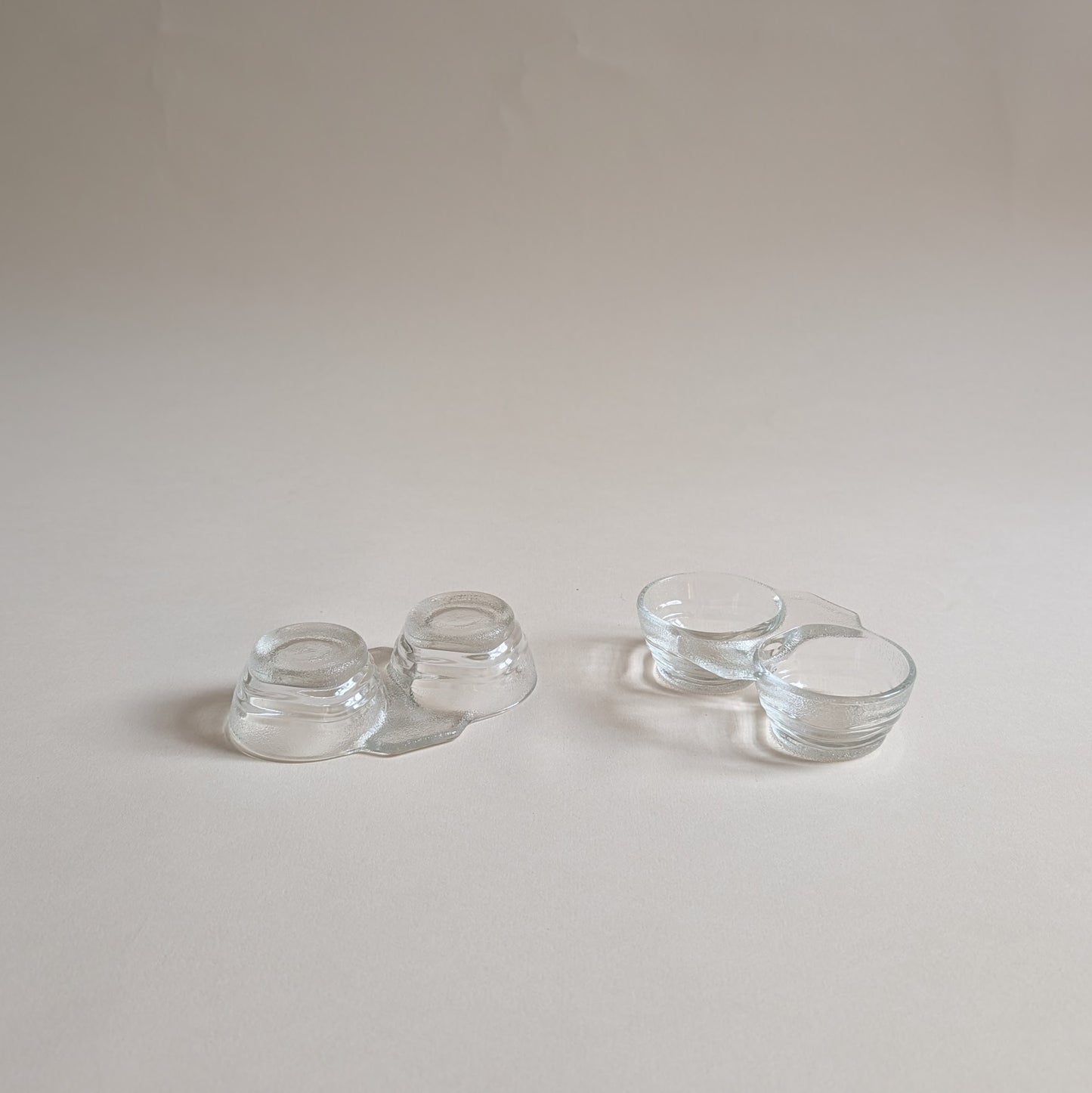 Paire de salières et poivrières en verre