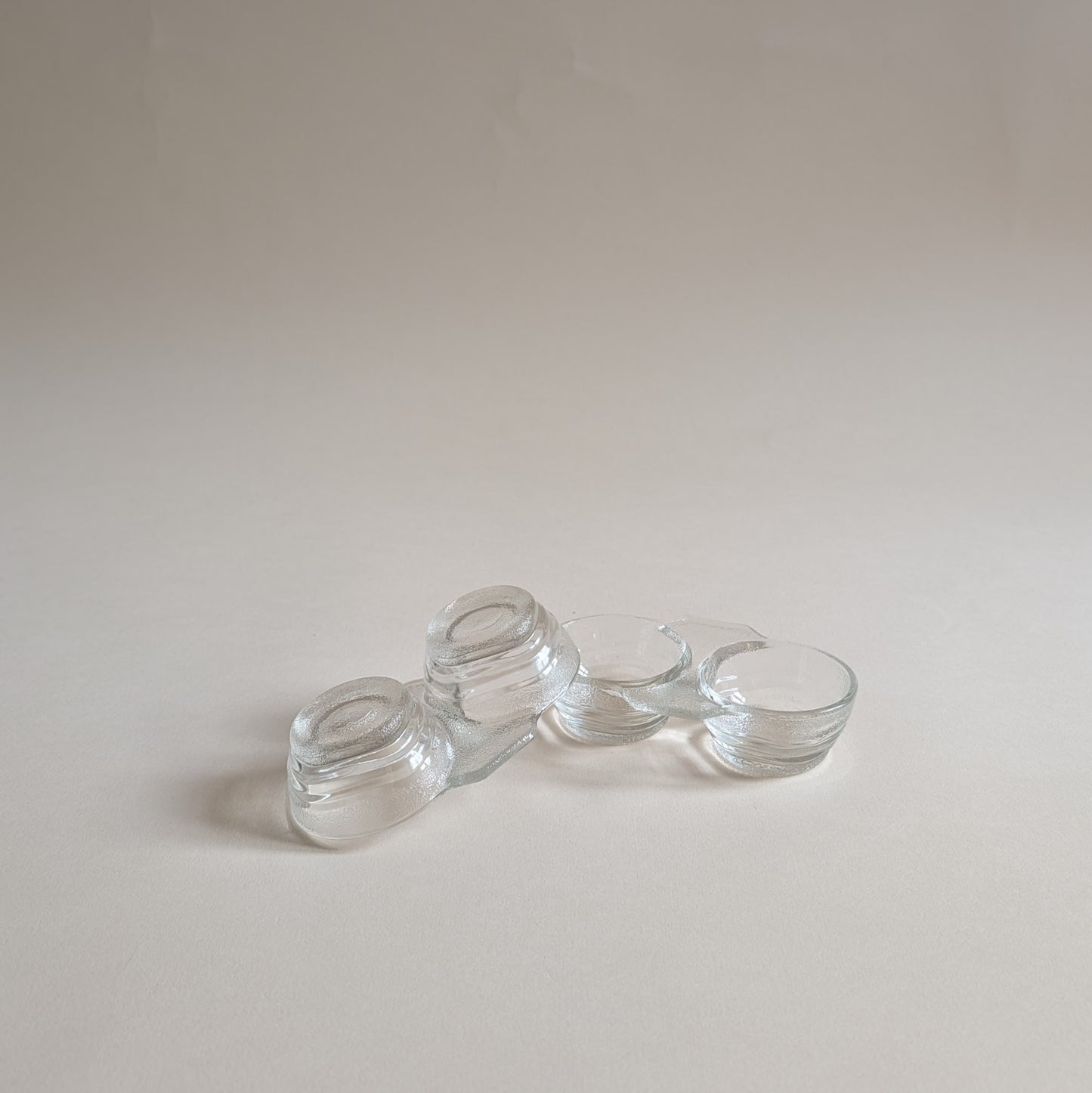 Paire de salières et poivrières en verre