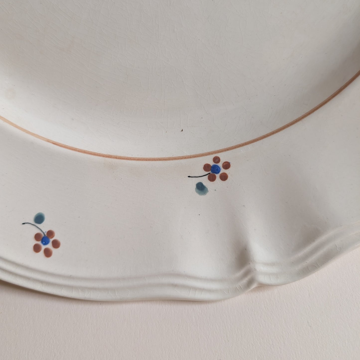 Plat beige petites fleurs