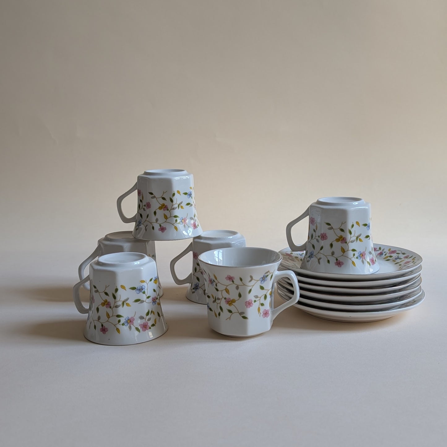 Ensemble de 6 tasses et soucoupes