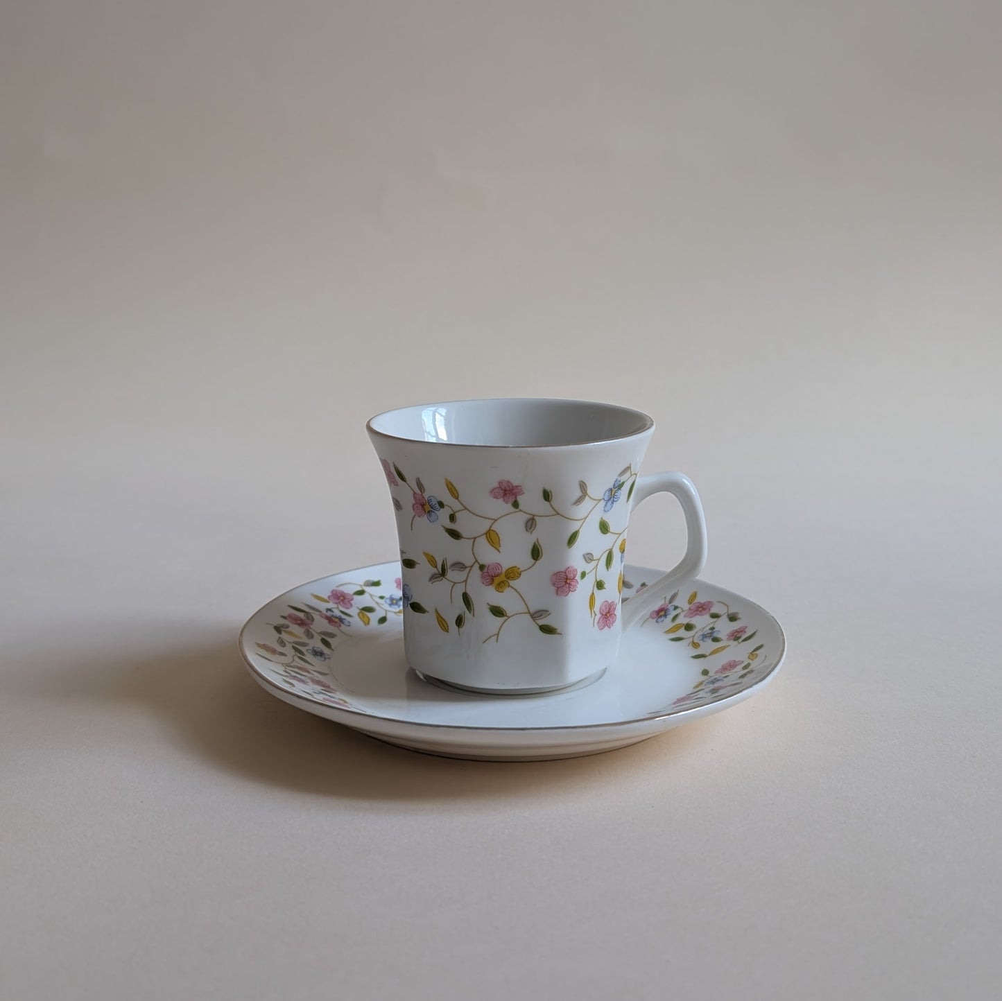 Ensemble de 6 tasses et soucoupes