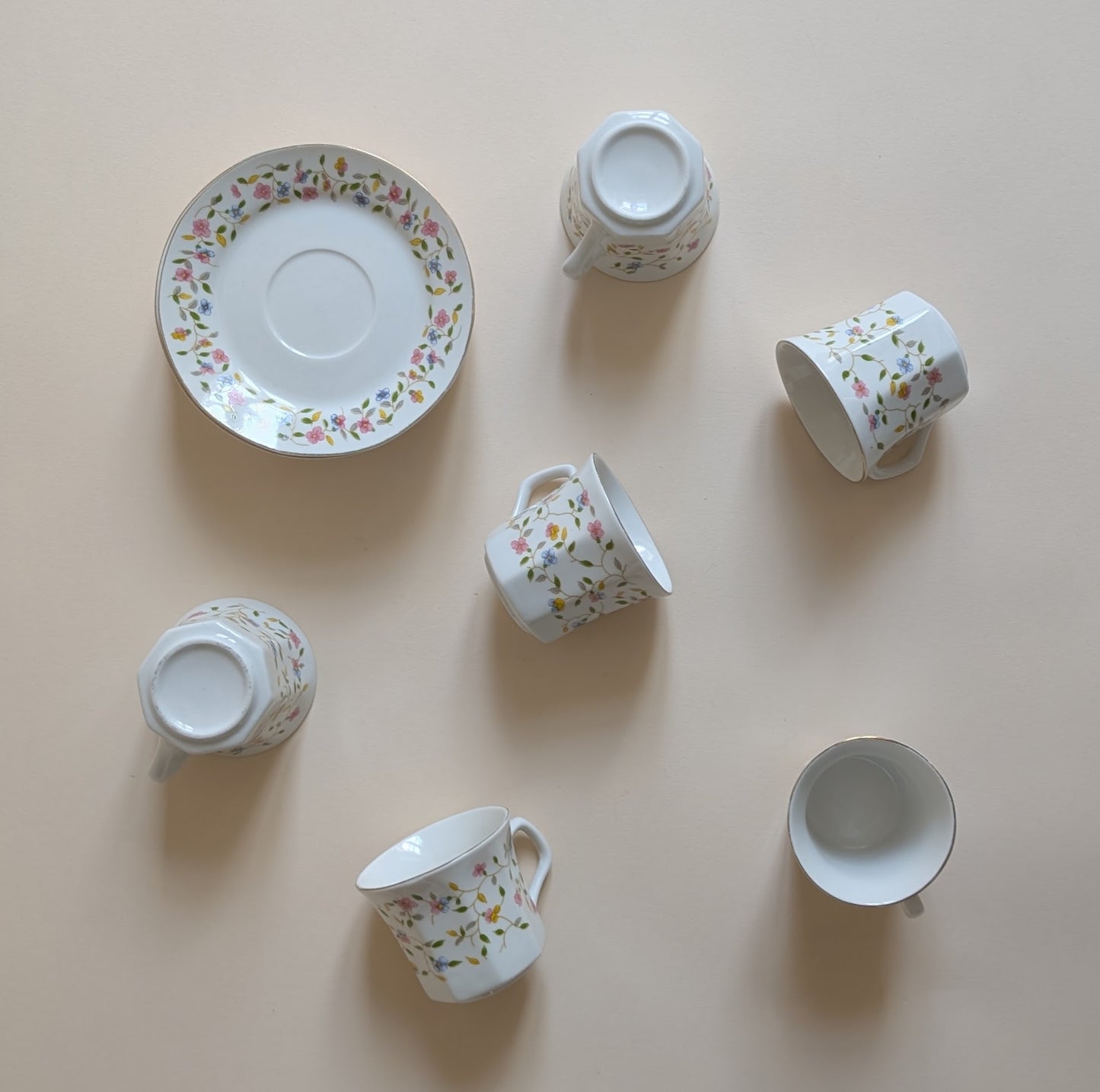 Ensemble de 6 tasses et soucoupes