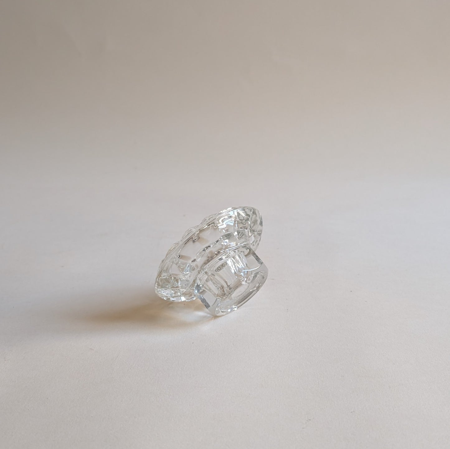 Bougeoir en verre ciselé