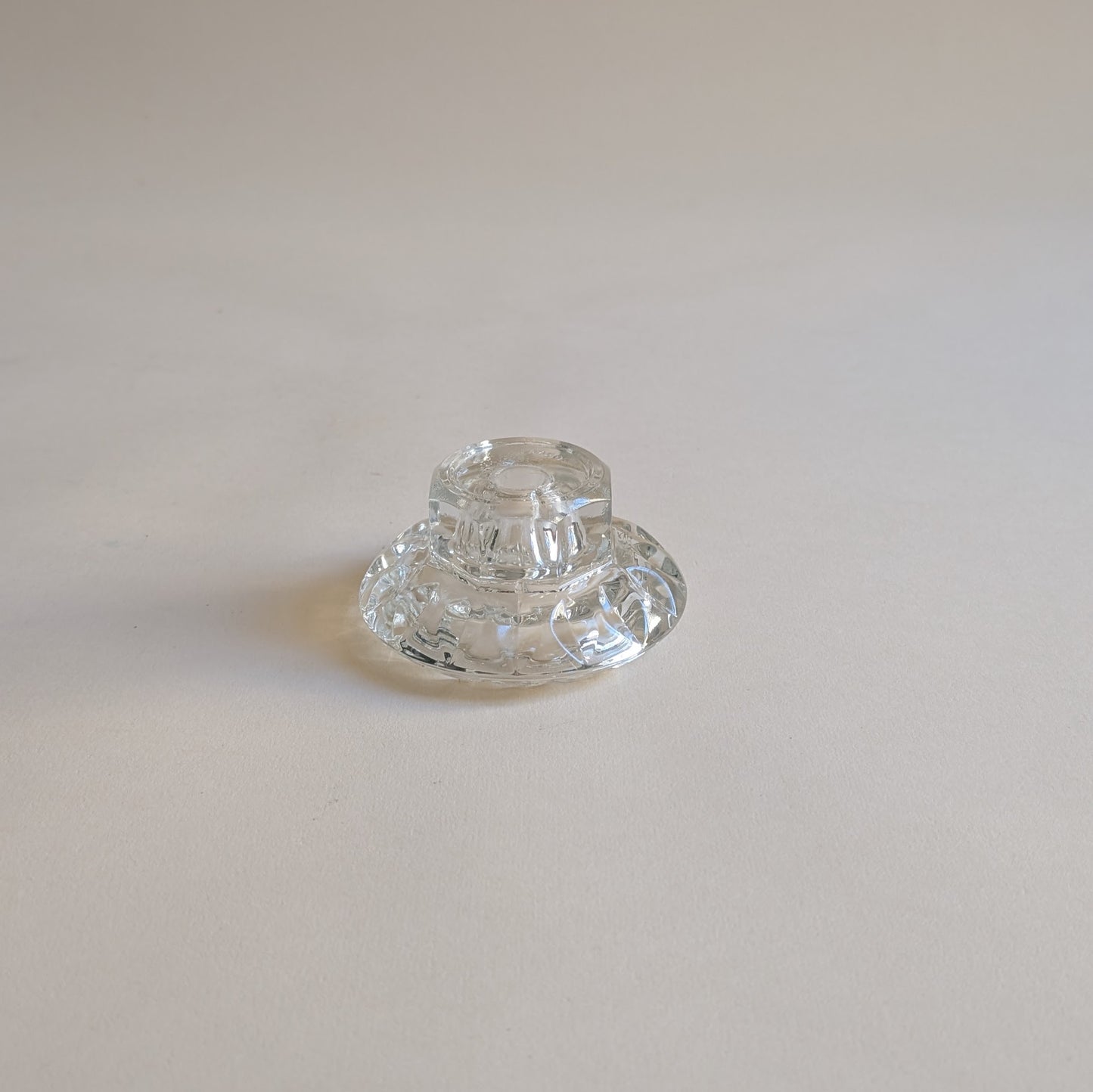 Bougeoir en verre ciselé