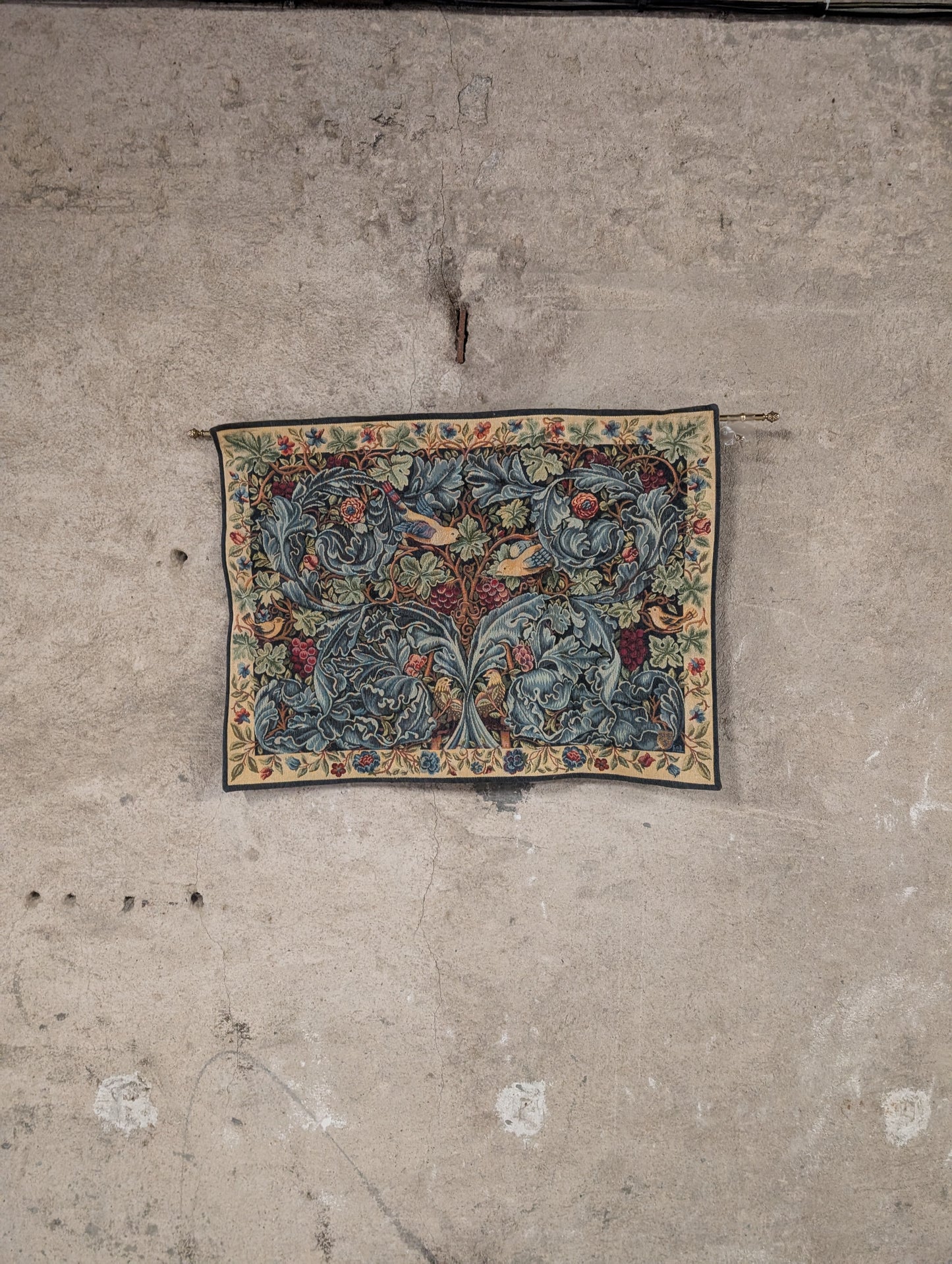 Tapisserie Vignes et Acanthes d'après William Morris en points des Meurins