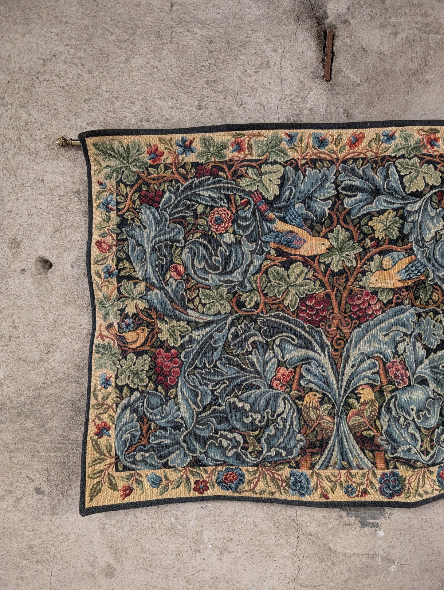 Tapisserie Vignes et Acanthes d'après William Morris en points des Meurins