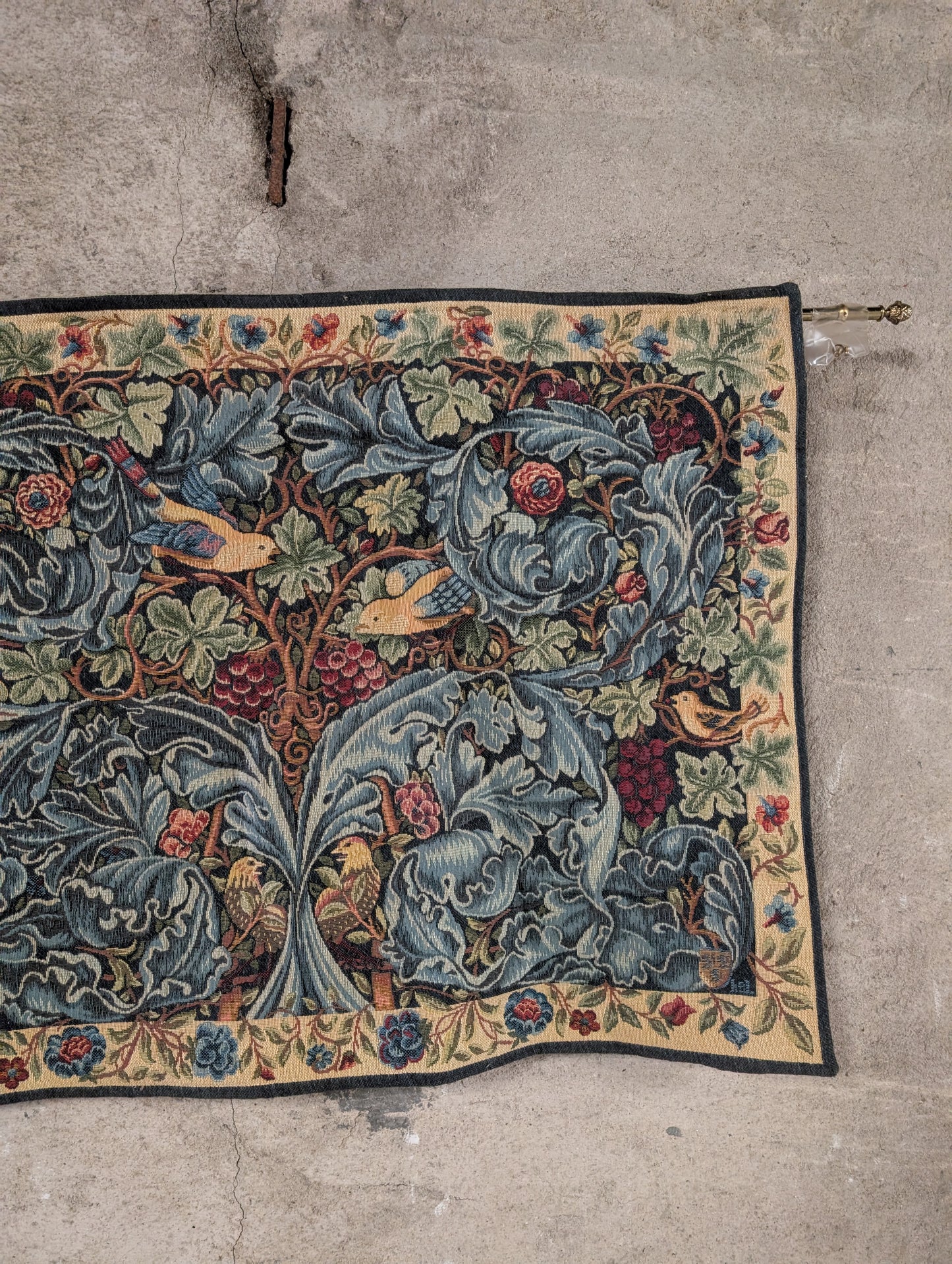 Tapisserie Vignes et Acanthes d'après William Morris en points des Meurins