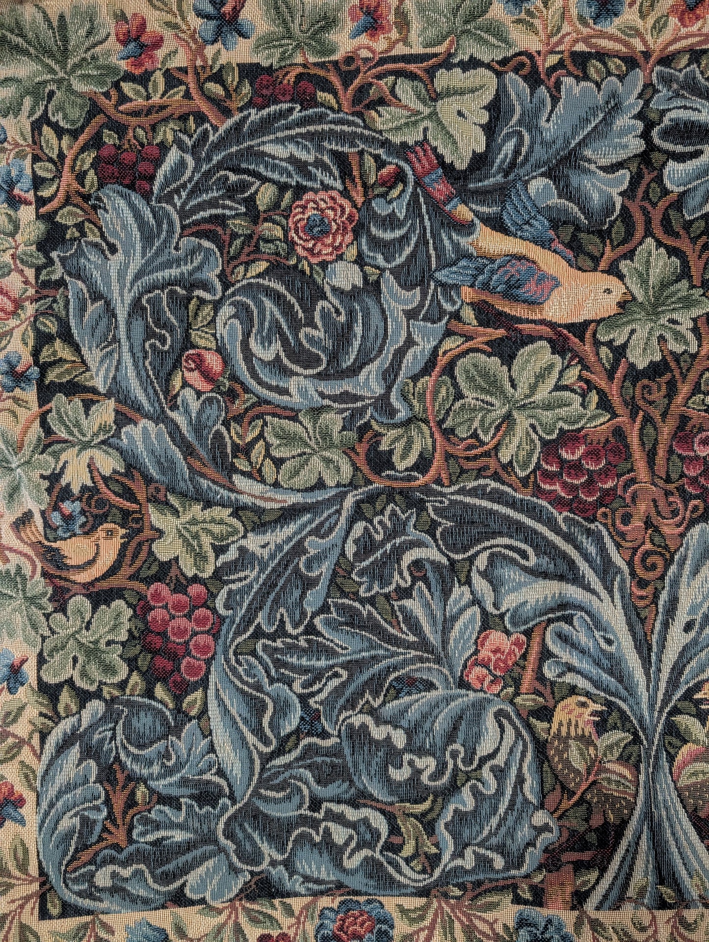 Tapisserie Vignes et Acanthes d'après William Morris en points des Meurins