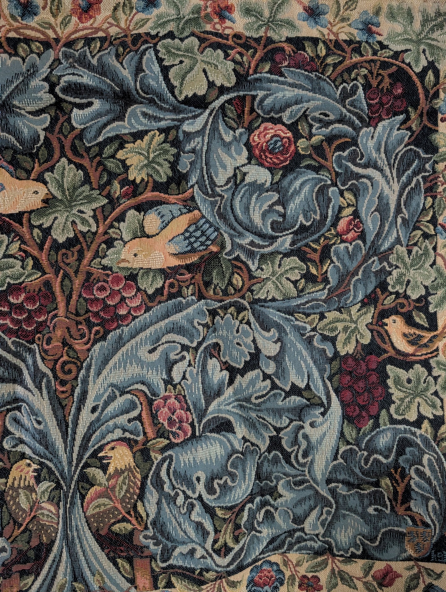 Tapisserie Vignes et Acanthes d'après William Morris en points des Meurins
