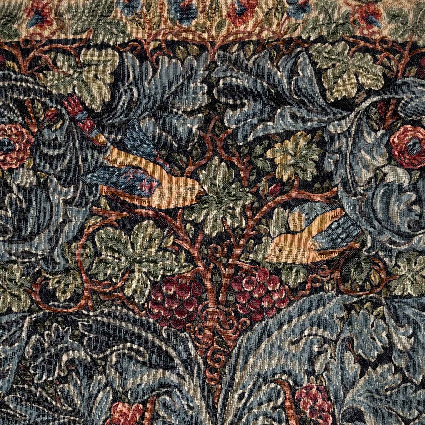 Tapisserie Vignes et Acanthes d'après William Morris en points des Meurins