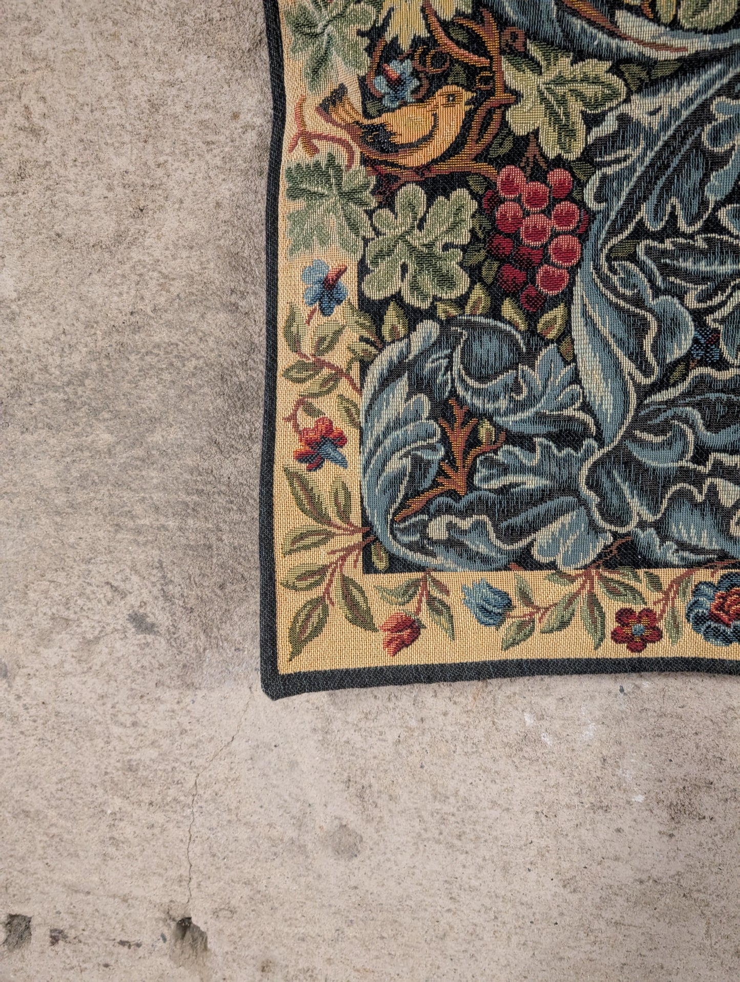 Tapisserie Vignes et Acanthes d'après William Morris en points des Meurins