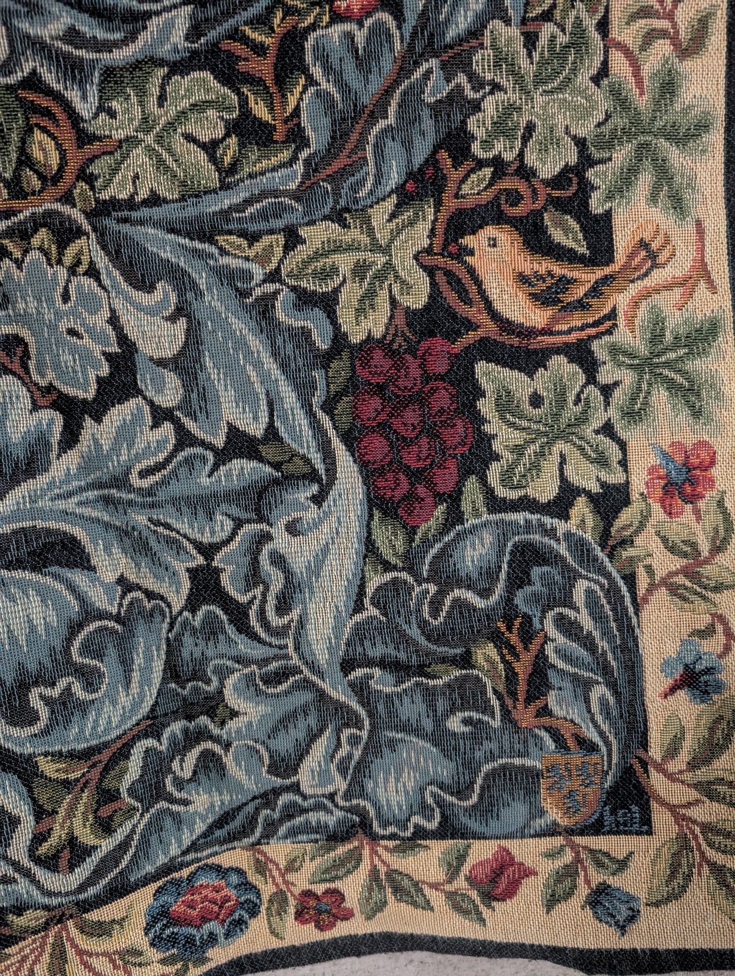 Tapisserie Vignes et Acanthes d'après William Morris en points des Meurins