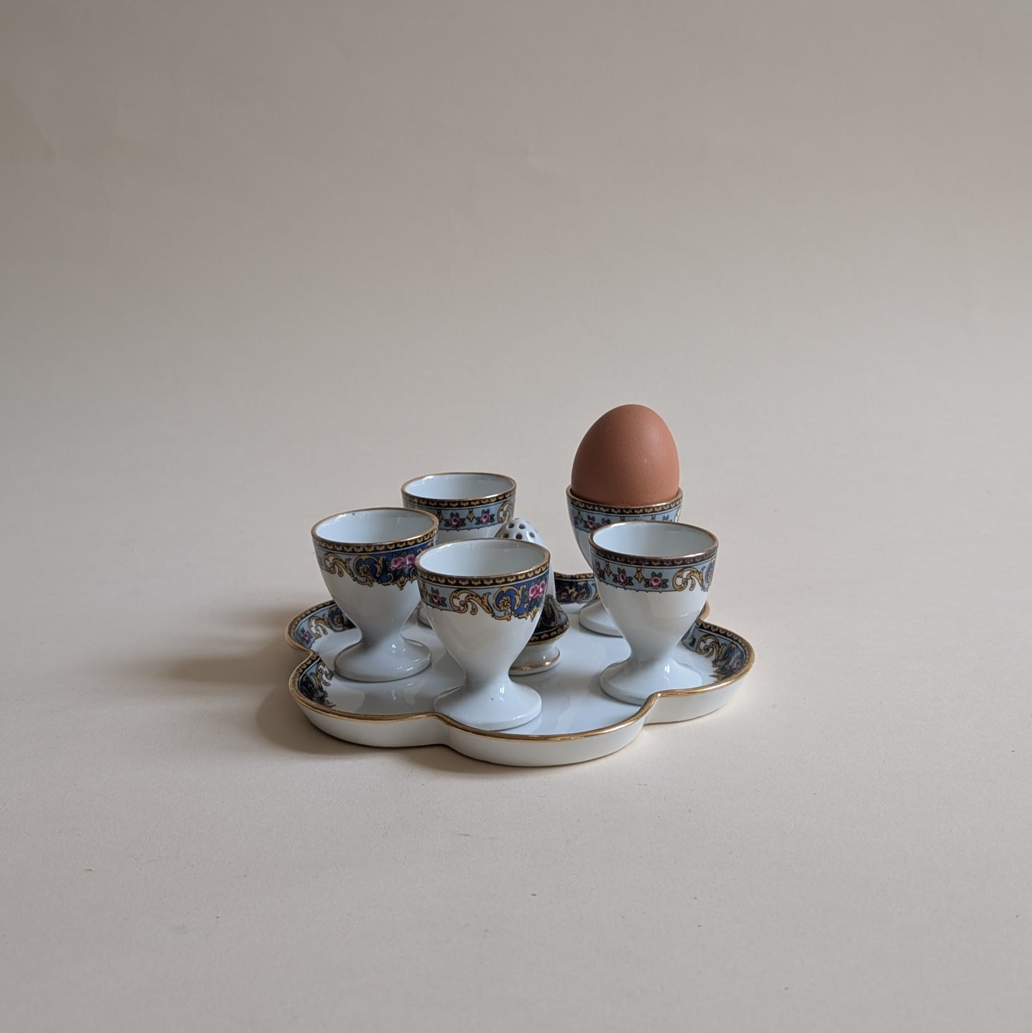 Ensemble petit-déjeuner composé de 5 coquetiers