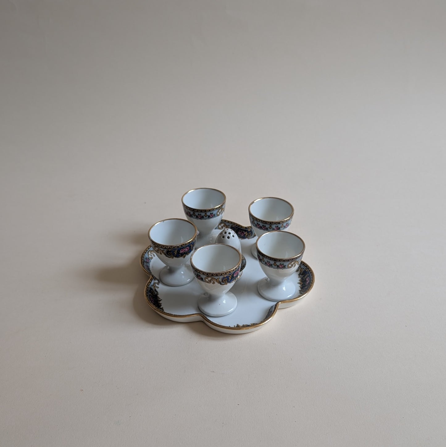 Ensemble petit-déjeuner composé de 5 coquetiers