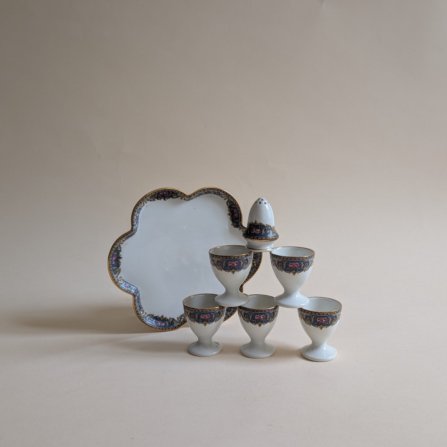 Ensemble petit-déjeuner composé de 5 coquetiers