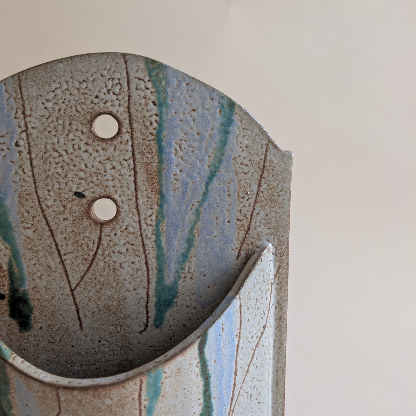 Vide-poche ou vase mural en céramique