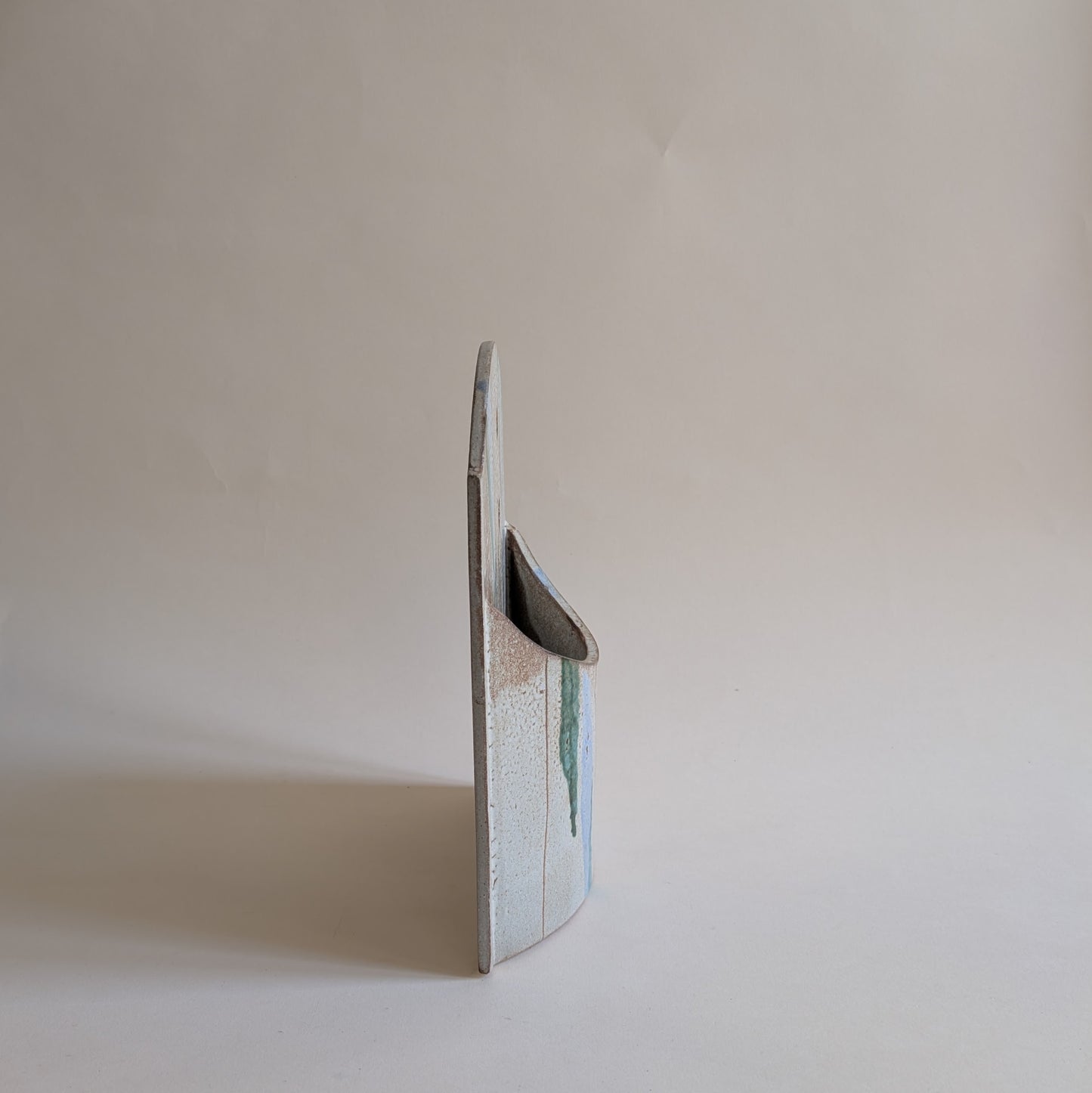 Vide-poche ou vase mural en céramique