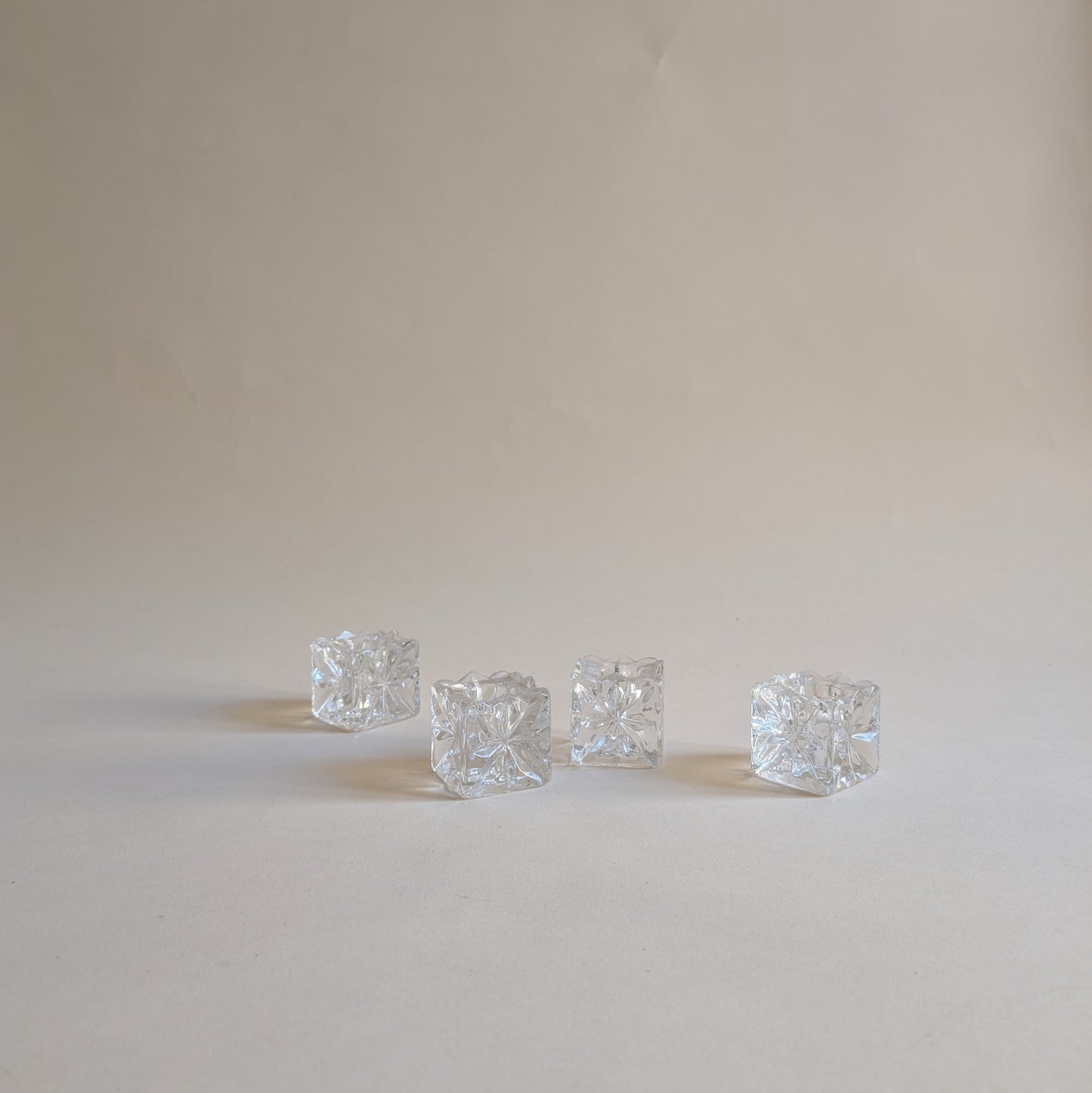 Ensemble de 4 bougeoirs en verre ciselé