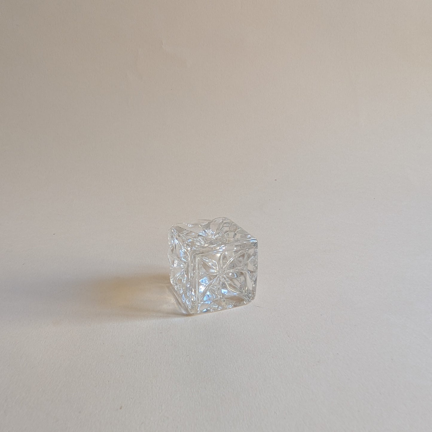 Ensemble de 4 bougeoirs en verre ciselé