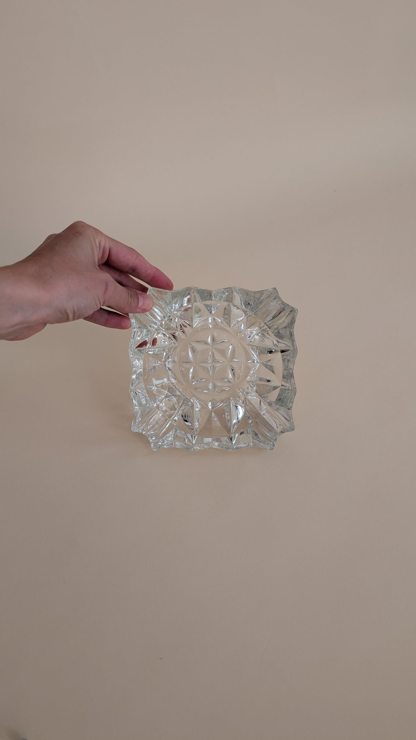 Cendrier carré en verre ciselé