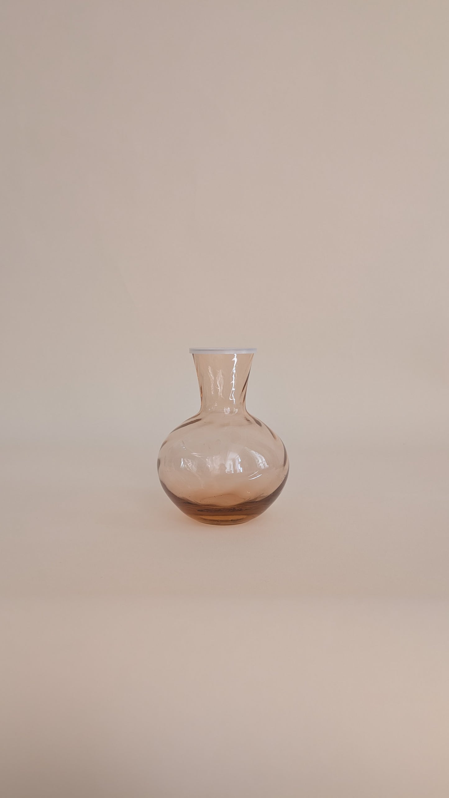 Carafe en verre rose