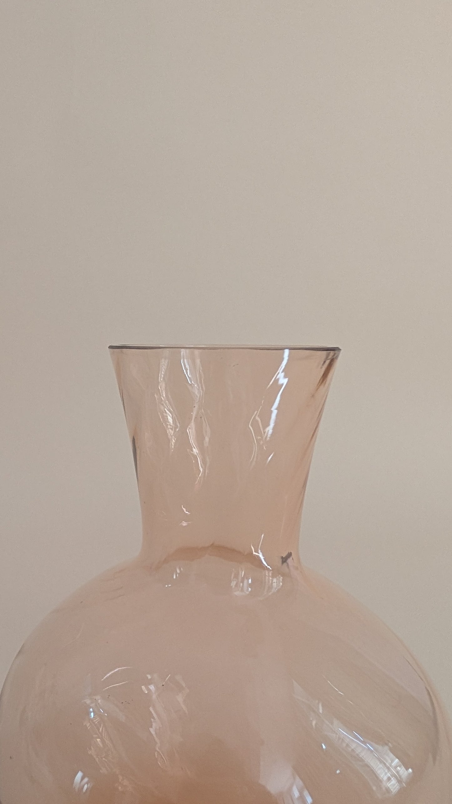 Carafe en verre rose
