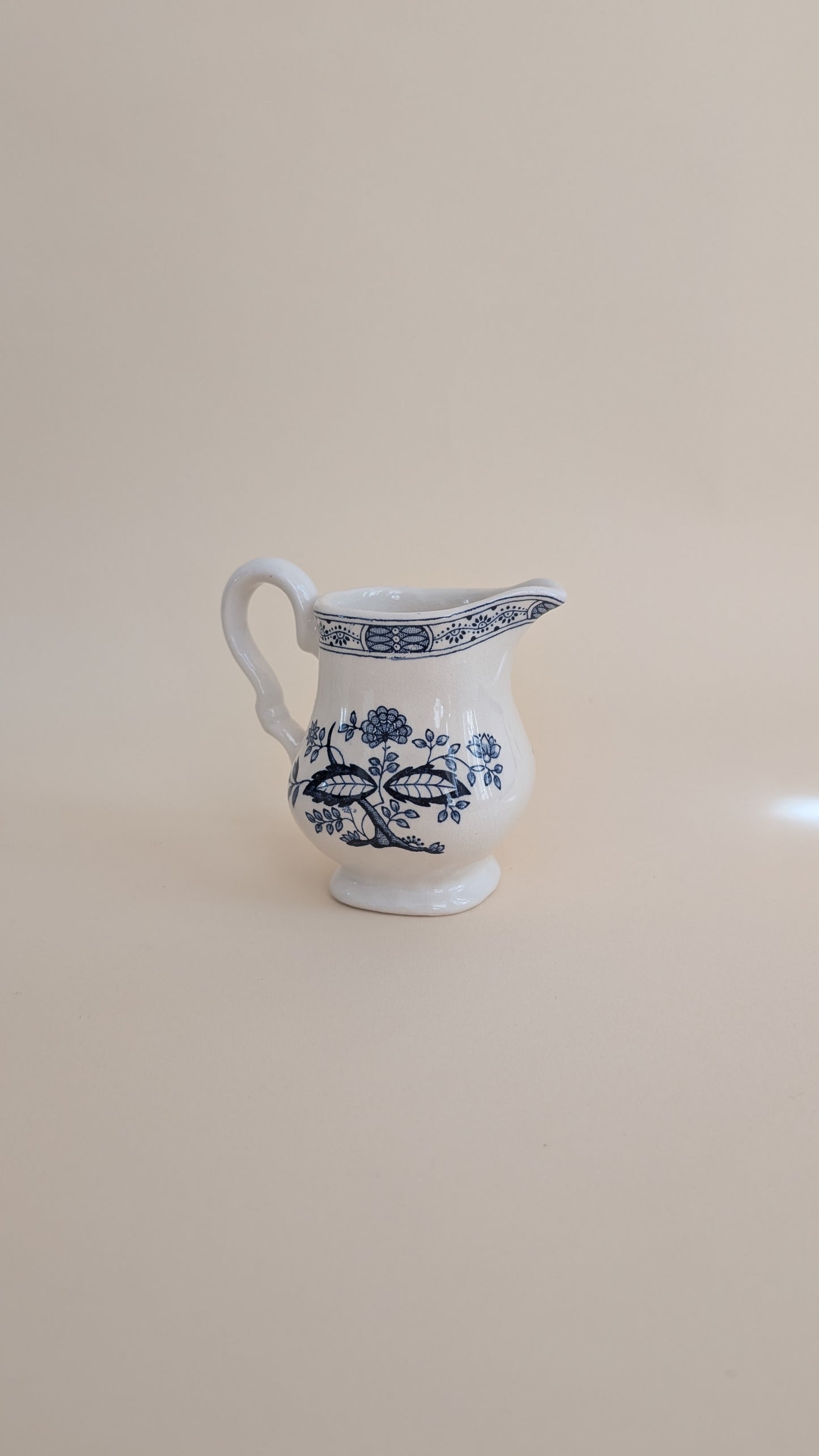 Ensemble de 6 tasses à café et son pot à lait