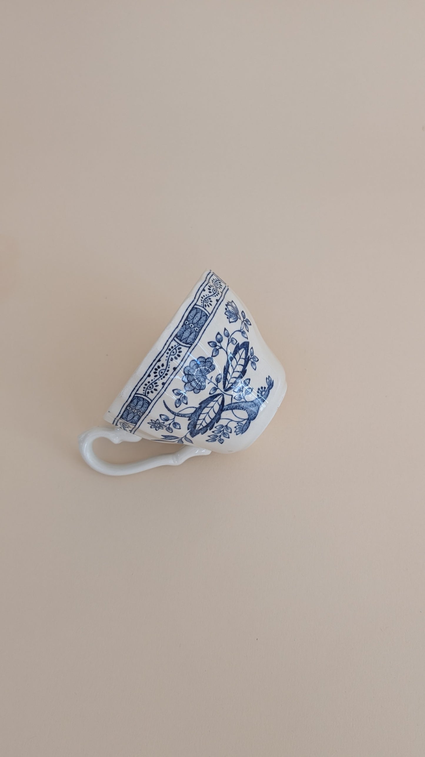 Ensemble de 6 tasses à café et son pot à lait