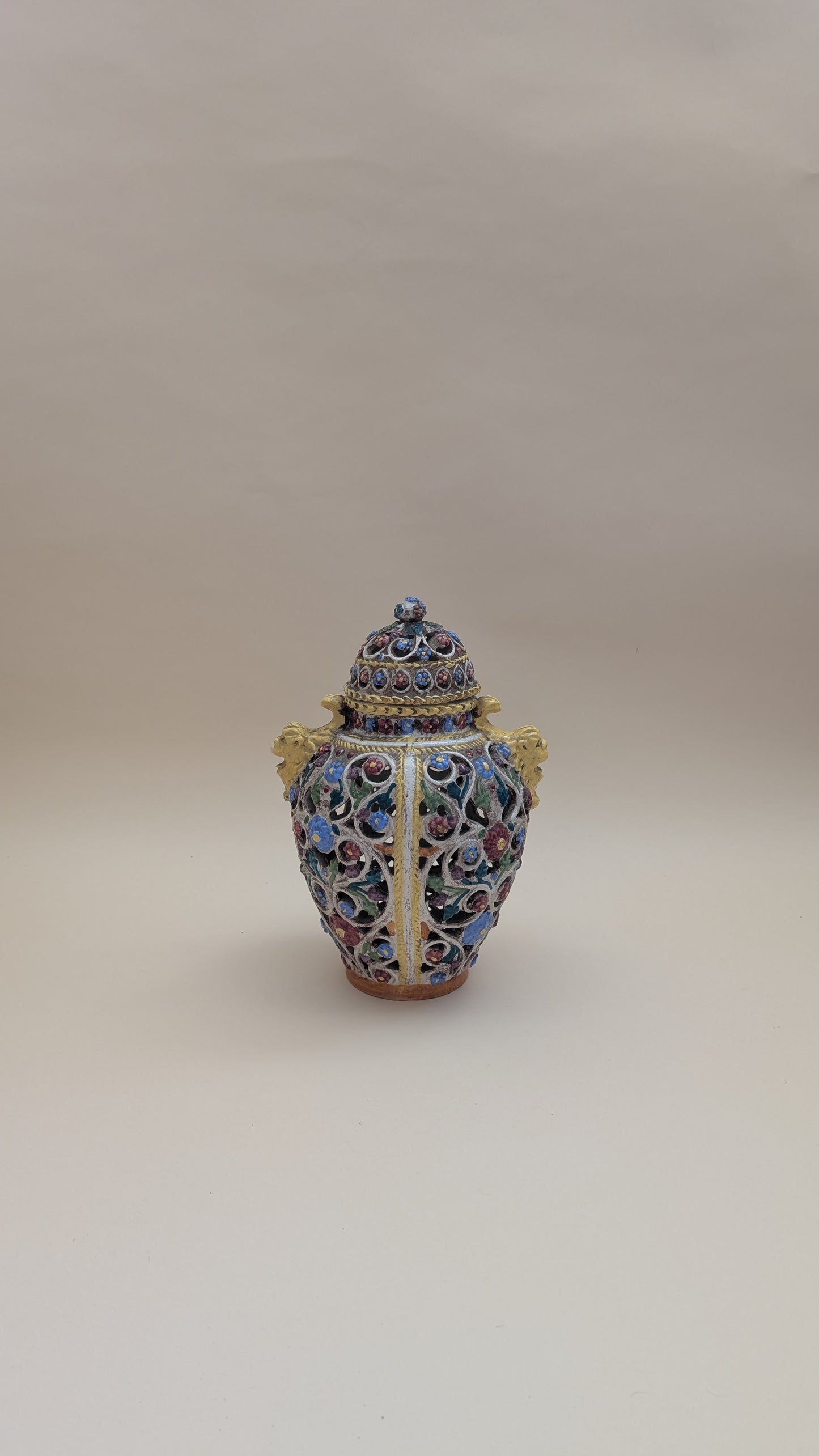 Vase ajouré en faïence émaillée polychrome