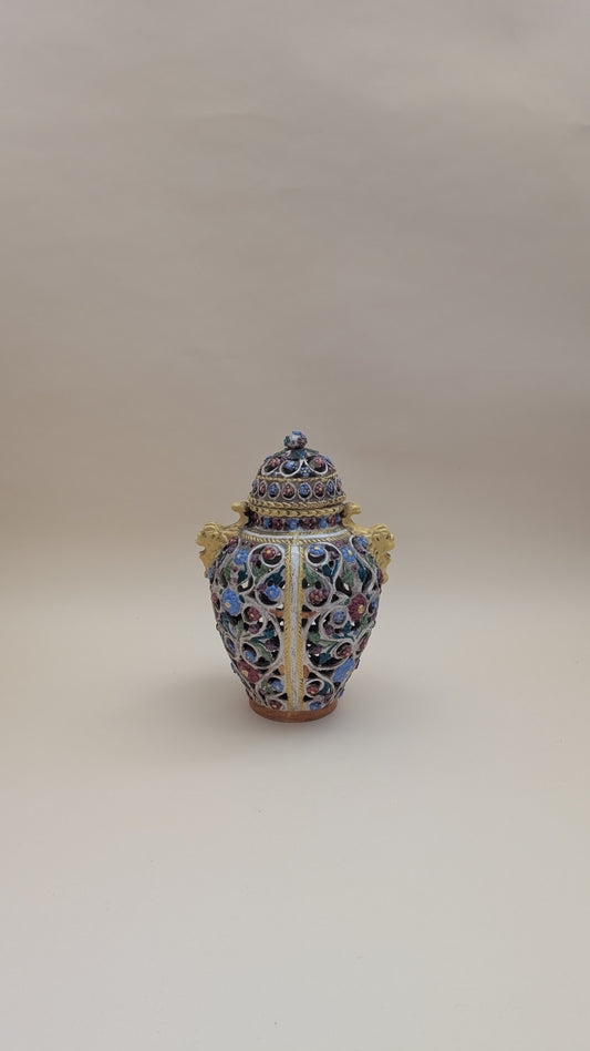 VASE AJOURÉ EN FAÏENCE ÉMAILLÉE