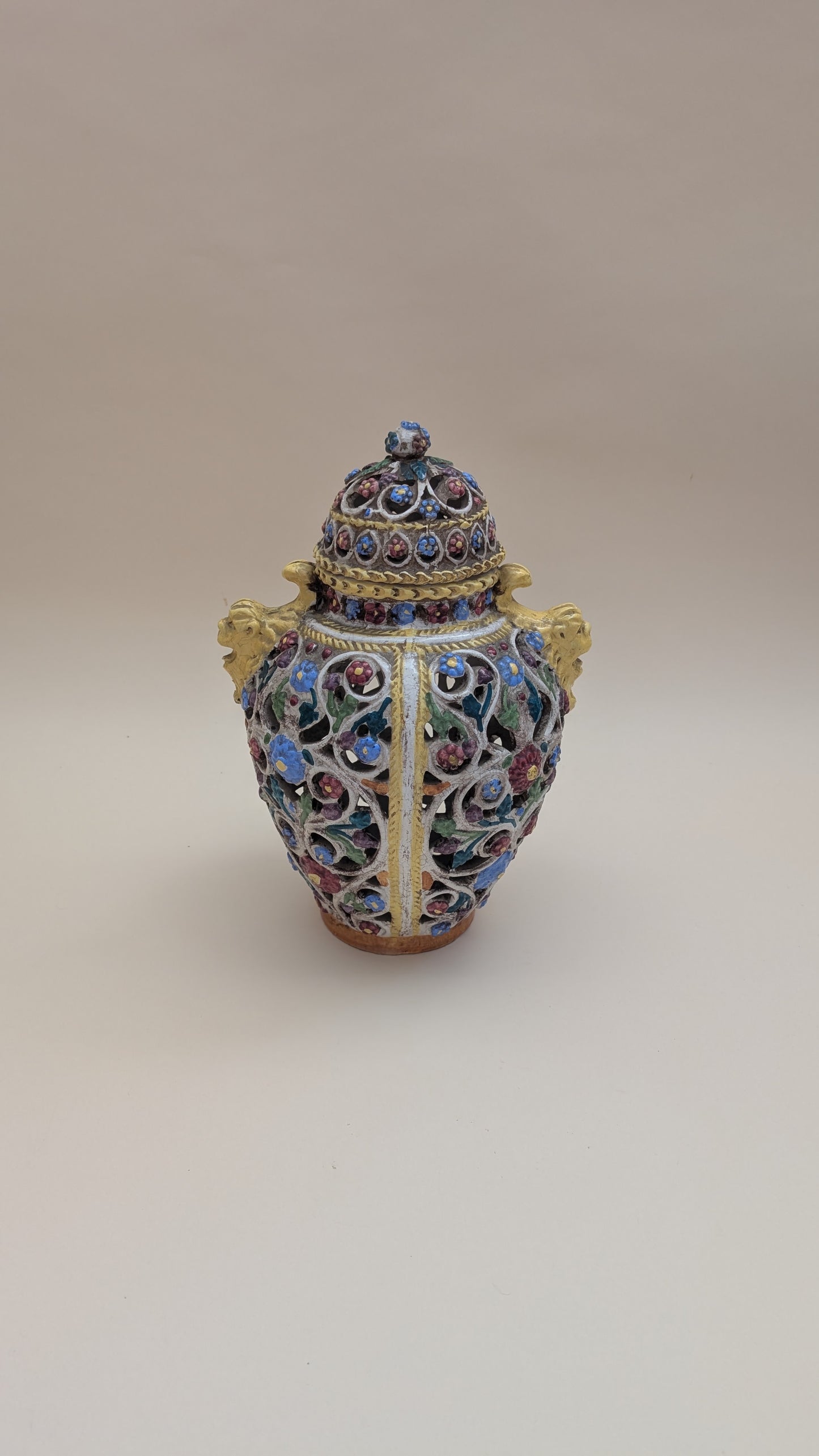 Vase ajouré en faïence émaillée polychrome